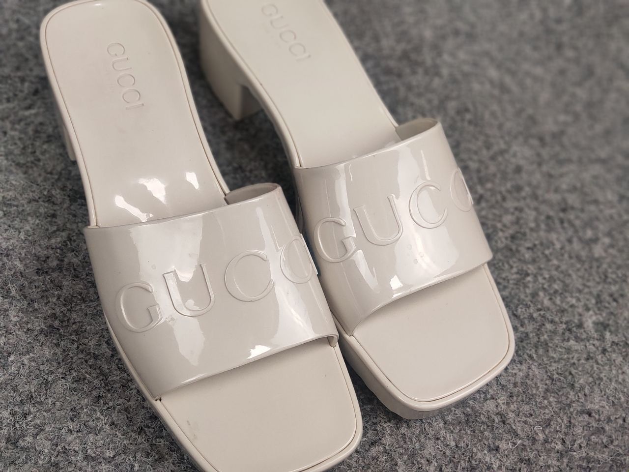 Gucci Gucci Rubber Logo Platform Slide Sandal Mystic White Mules Size US 11 / IT 41 - 14 Thumbnail