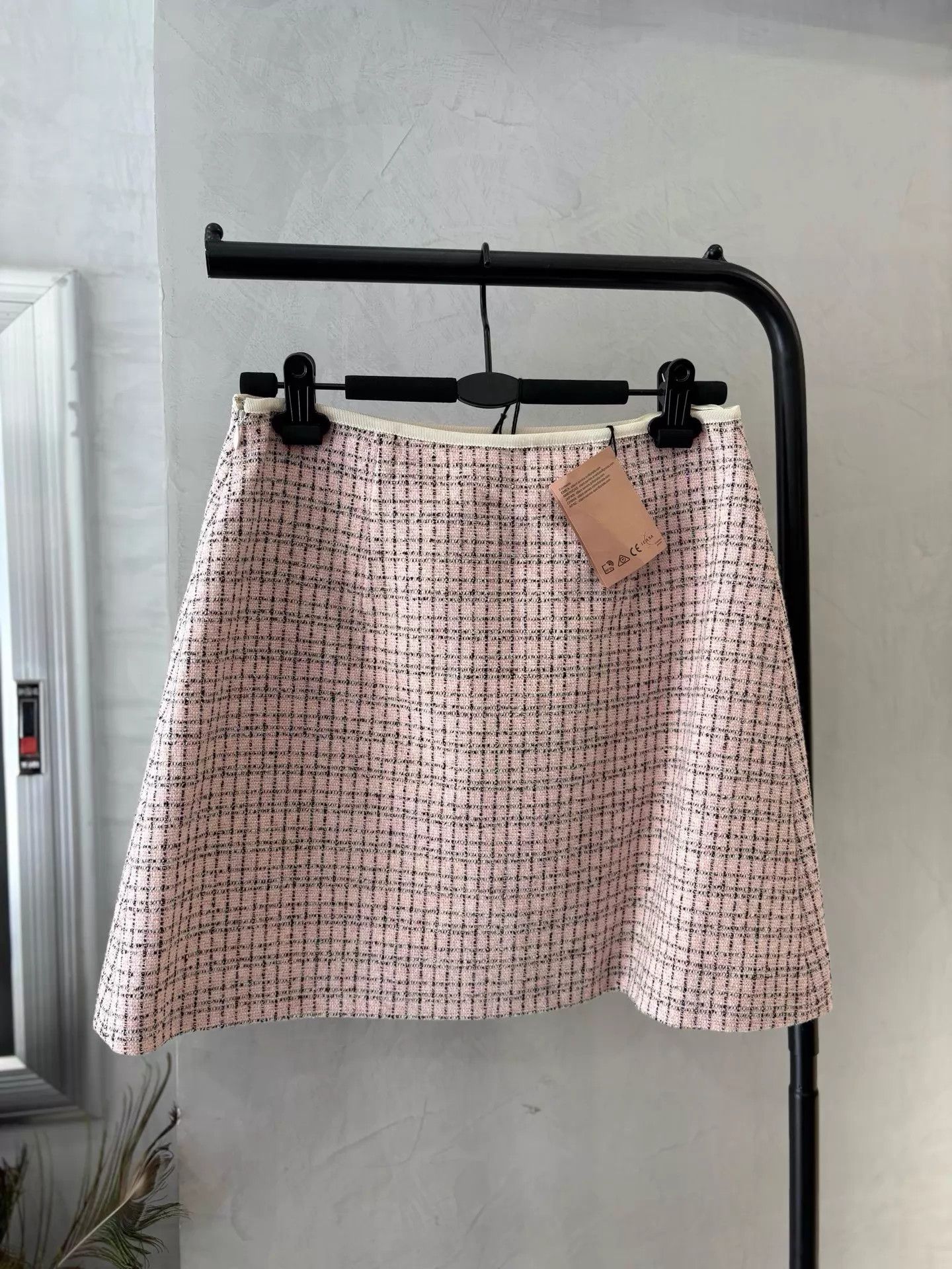 Miu Miu MIU MIU Pink Gold Buckle Double Pkt Skirt 38/40 NWT Size 26" / US 2 / IT 38 - 2 Thumbnail