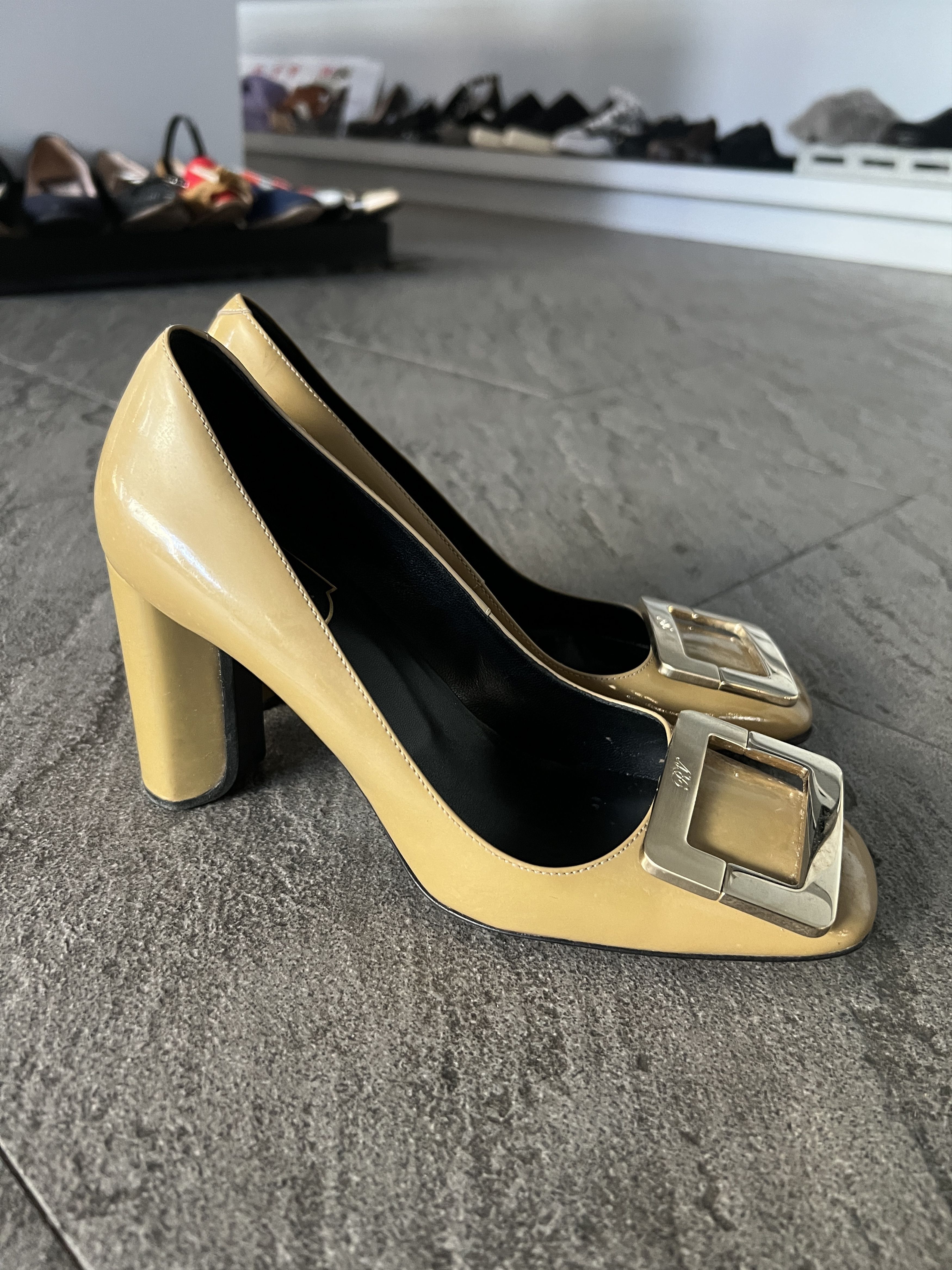 Roger Vivier Roger Vivier Belle Vivier Beige Patent Block Heel 35.5 Size US 5.5 / IT 35.5 - 4 Thumbnail
