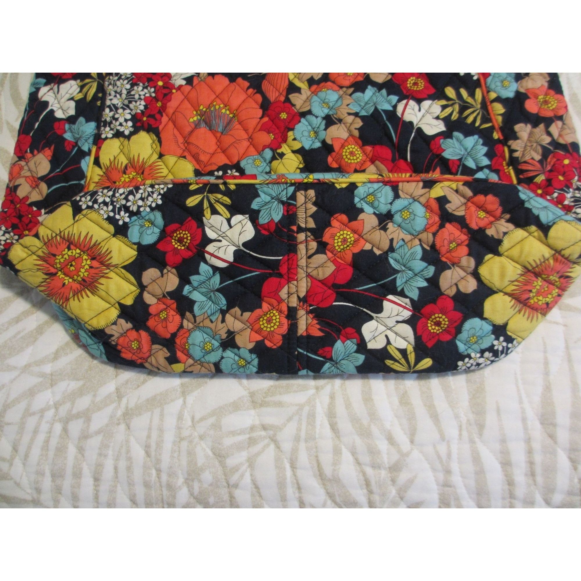 Vera Bradley VERA BRADLEY HAPPY SNAILS LARGE FLORAL TOTE BAG MULTIPLE POC Size ONE SIZE - 6 Thumbnail