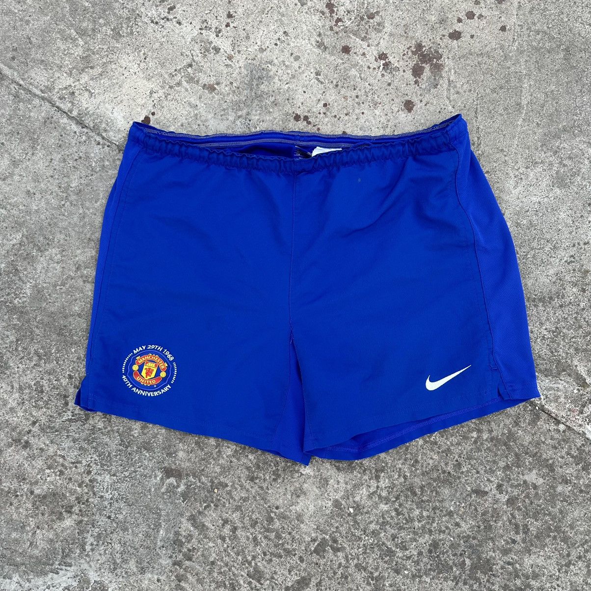 Nike × Vintage Vintage Nike Man.United Shorts Football Y2K 00s Sportwear Size US 38 / EU 54 - 1 Thumbnail