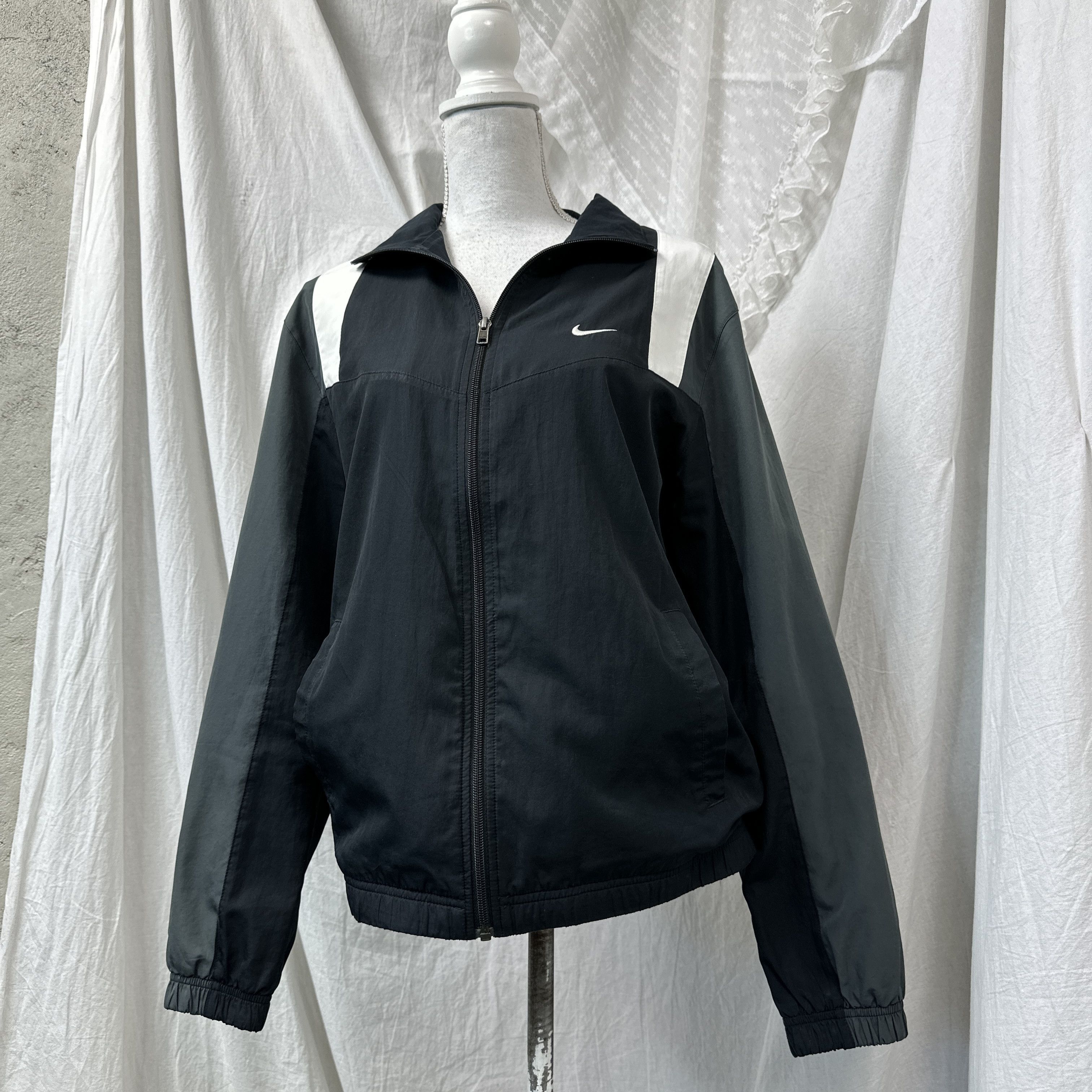 Nike Vintage Outdoor Sporty Nike Windbreaker Jacket 00s Size US M / EU 48-50 / 2 - 1 Thumbnail