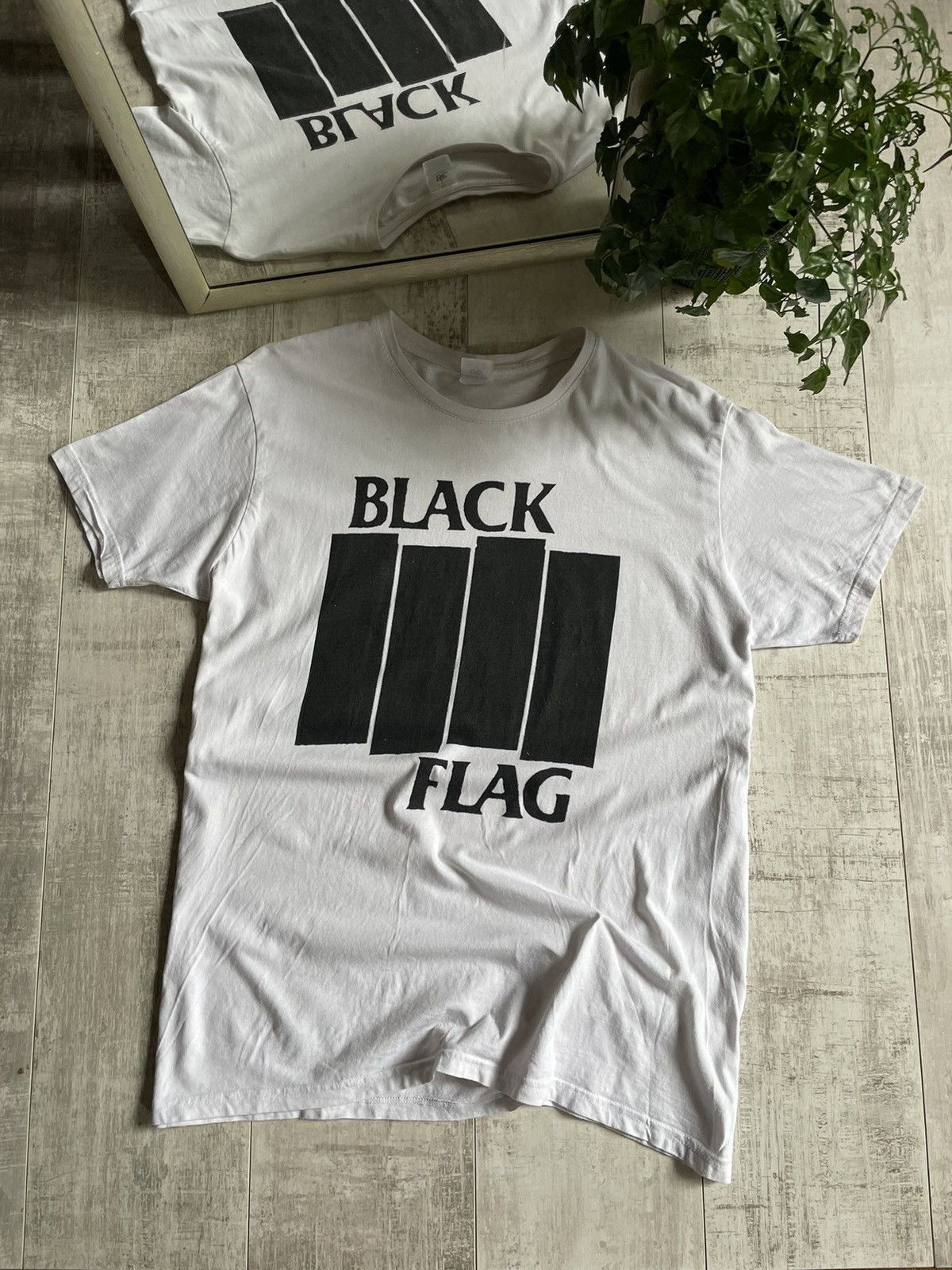 Band Tees × Black Flag × Vintage Vintage Black Flag T-Shirt Band Big Logo RARE Size US XL / EU 56 / 4 - 2 Thumbnail