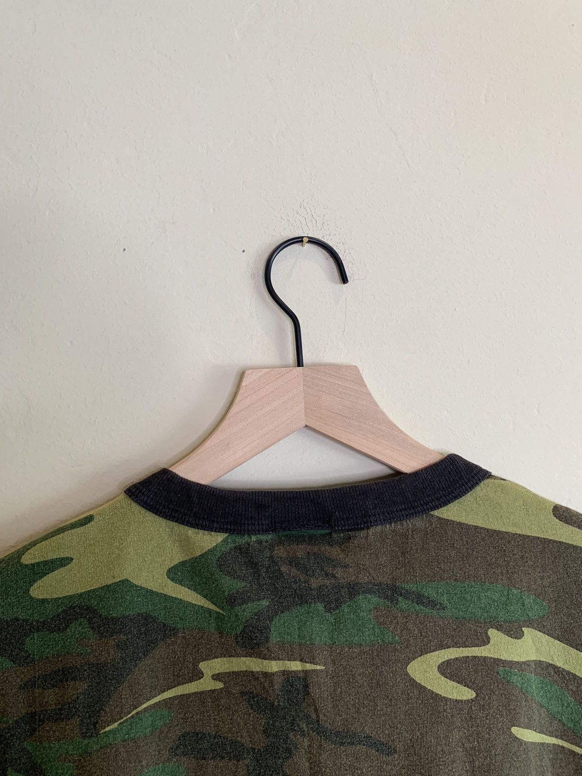 Vintage *RARE* Vintage Shh I’m Hiding From The Voices Camo T-Shirt L Size US L / EU 52-54 / 3 - 4 Thumbnail