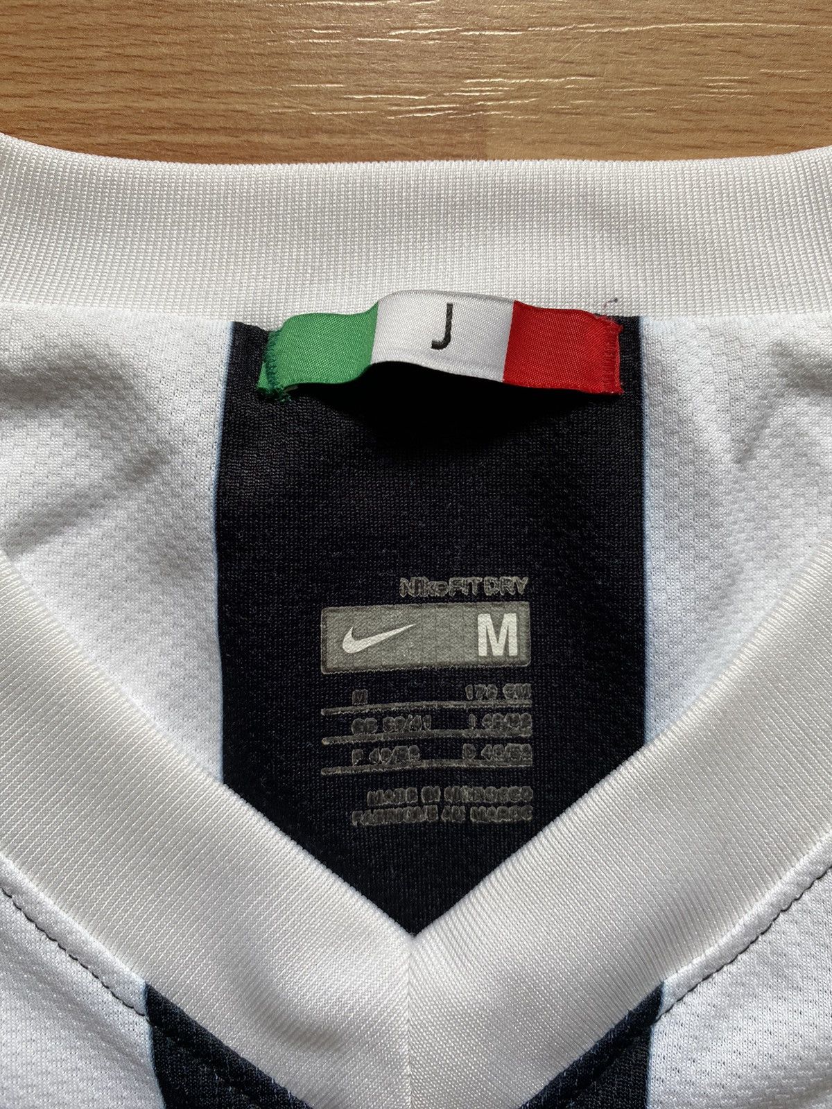 Nike JUVENTUS 2009 2010 HOME JERSEY NIKE 354296-010SIZE M Size US M / EU 48-50 / 2 - 6 Thumbnail