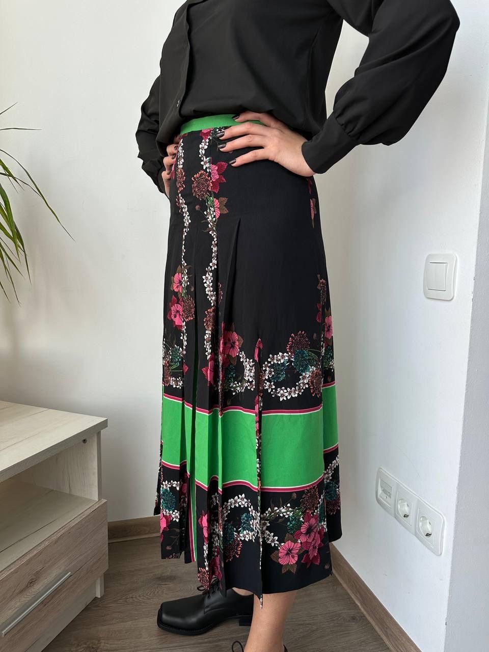 Sandro × Vintage Vintage Sandro Pleated Midi Floral Print Black Skirt Size 27" / US 4 / IT 40 - 1 Thumbnail