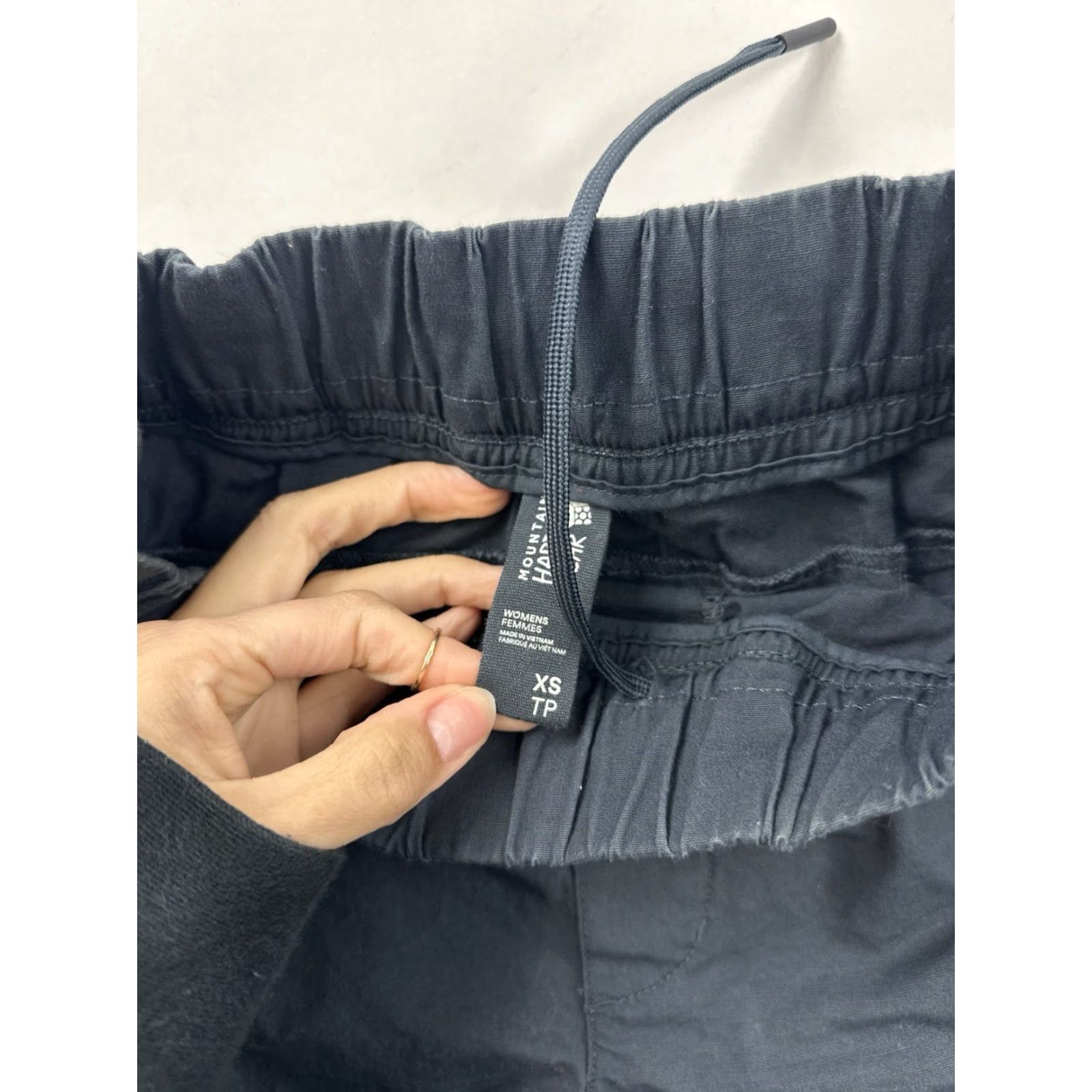 Mountain Hardwear Mountain Hardwear Cargo Shorts Womens XS Black Activewear Hiking Travel Size 26" / US 2 / IT 38 - 3 Thumbnail