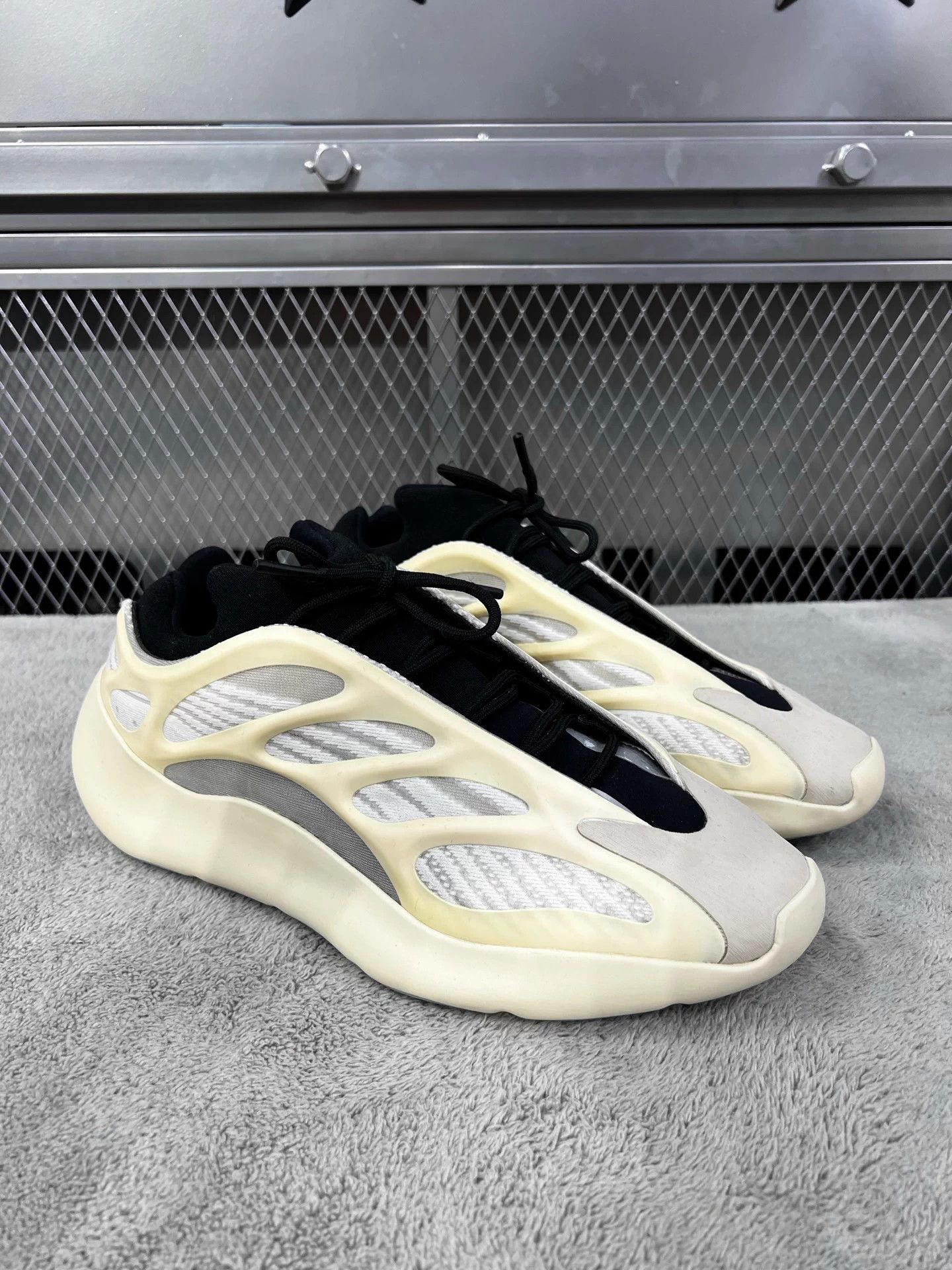 Yeezy Yeezy Boost 700 V3 Azael 2019 OTO 44.5 Size US 11.5 / EU 44-45 - 3 Thumbnail