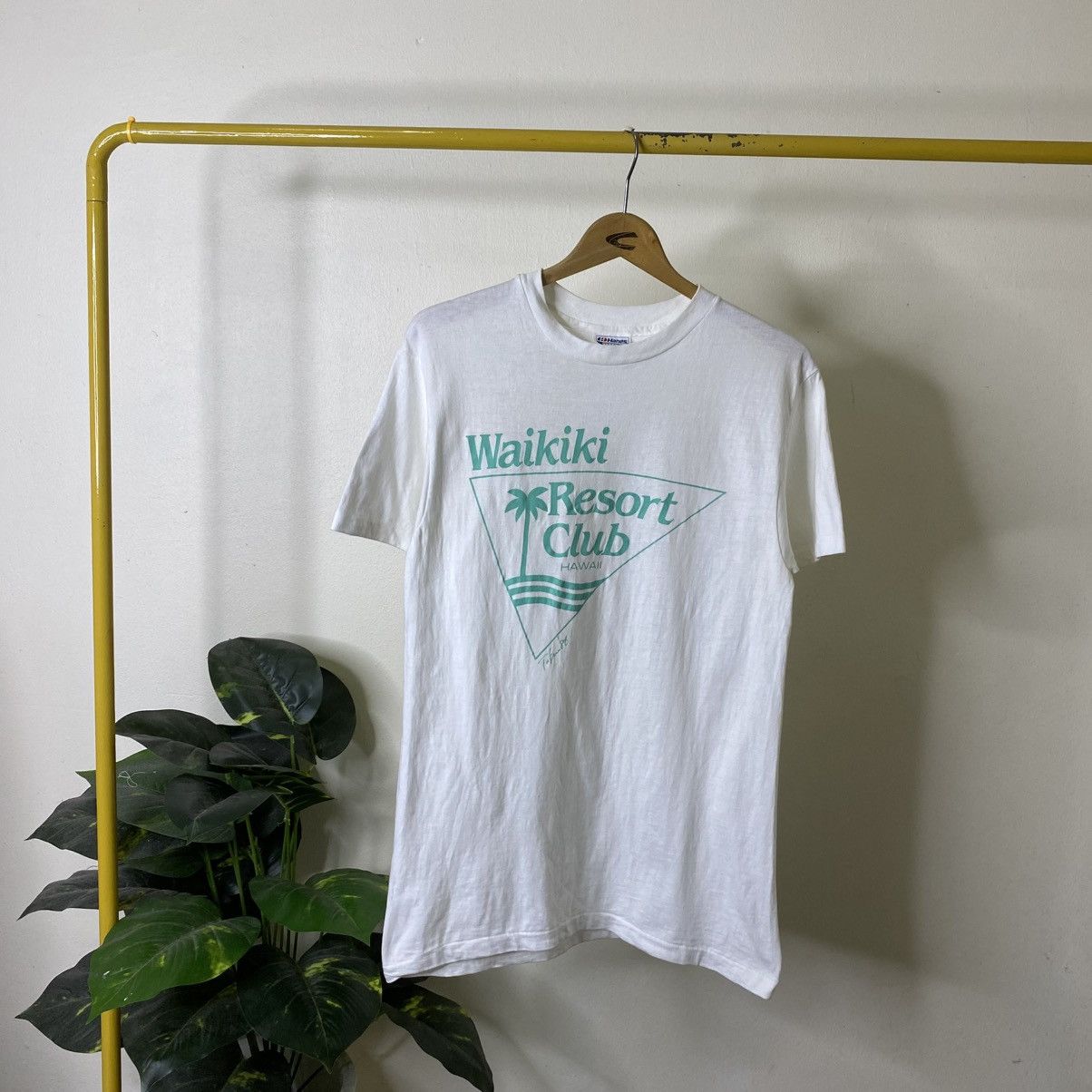 Vintage Vintage 1988 Hawaii Waikiki Resort Club T Shirt Size US S / EU 44-46 / 1 - 1 Thumbnail