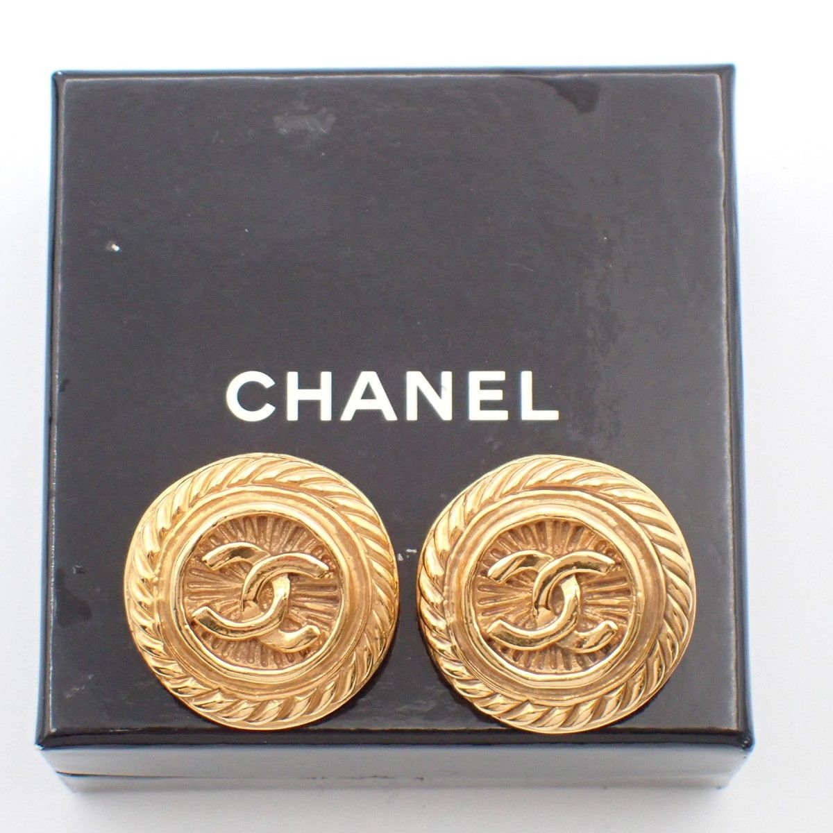 Chanel Chanel Vintage CC Round Button Clip-On Earrings Metal Size ONE SIZE - 1 Thumbnail