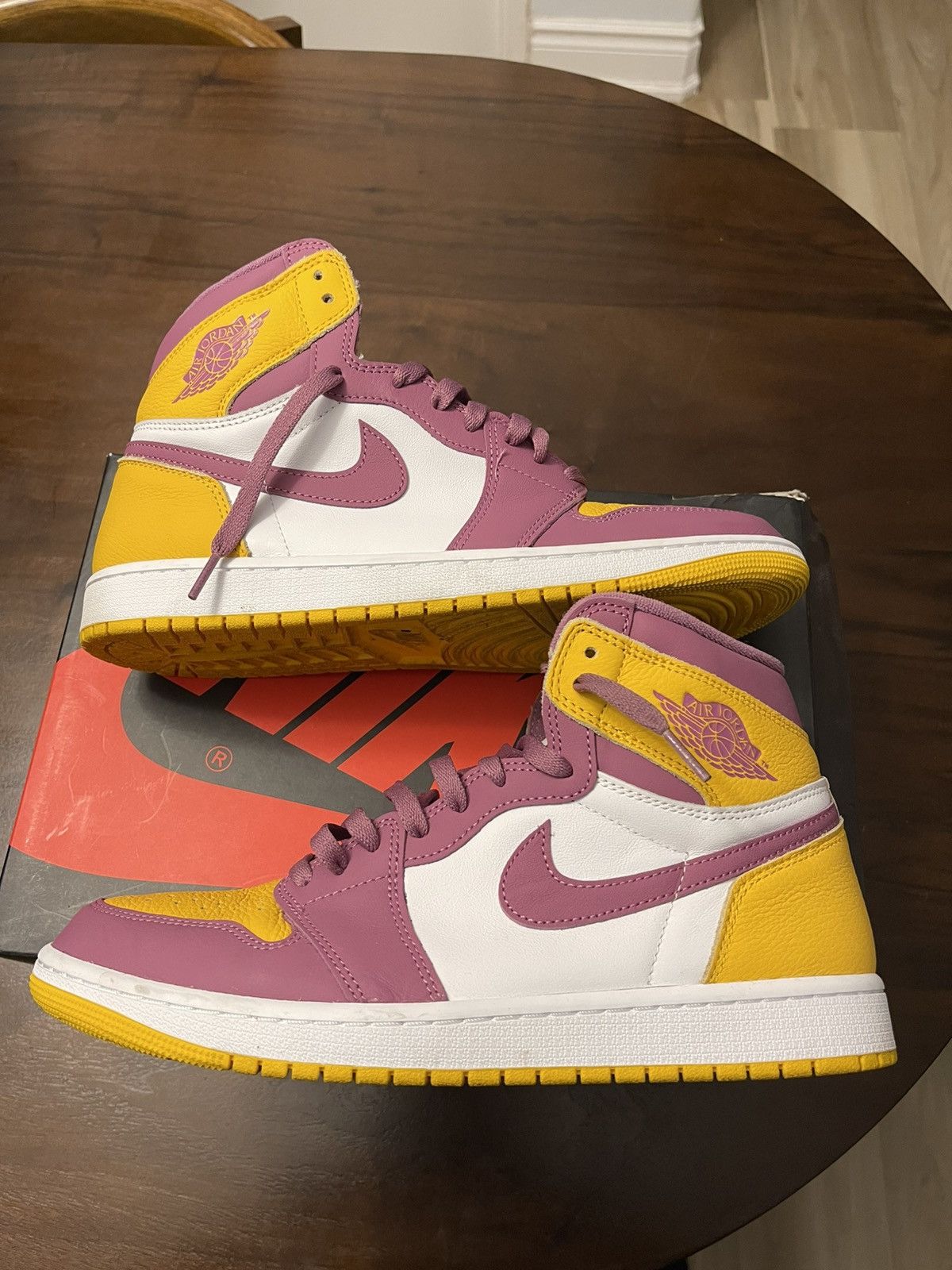 Jordan Brand Jordan 1 “University Gold/Light Bordeaux” Size 11 Size US 11 / EU 44 - 1 Thumbnail