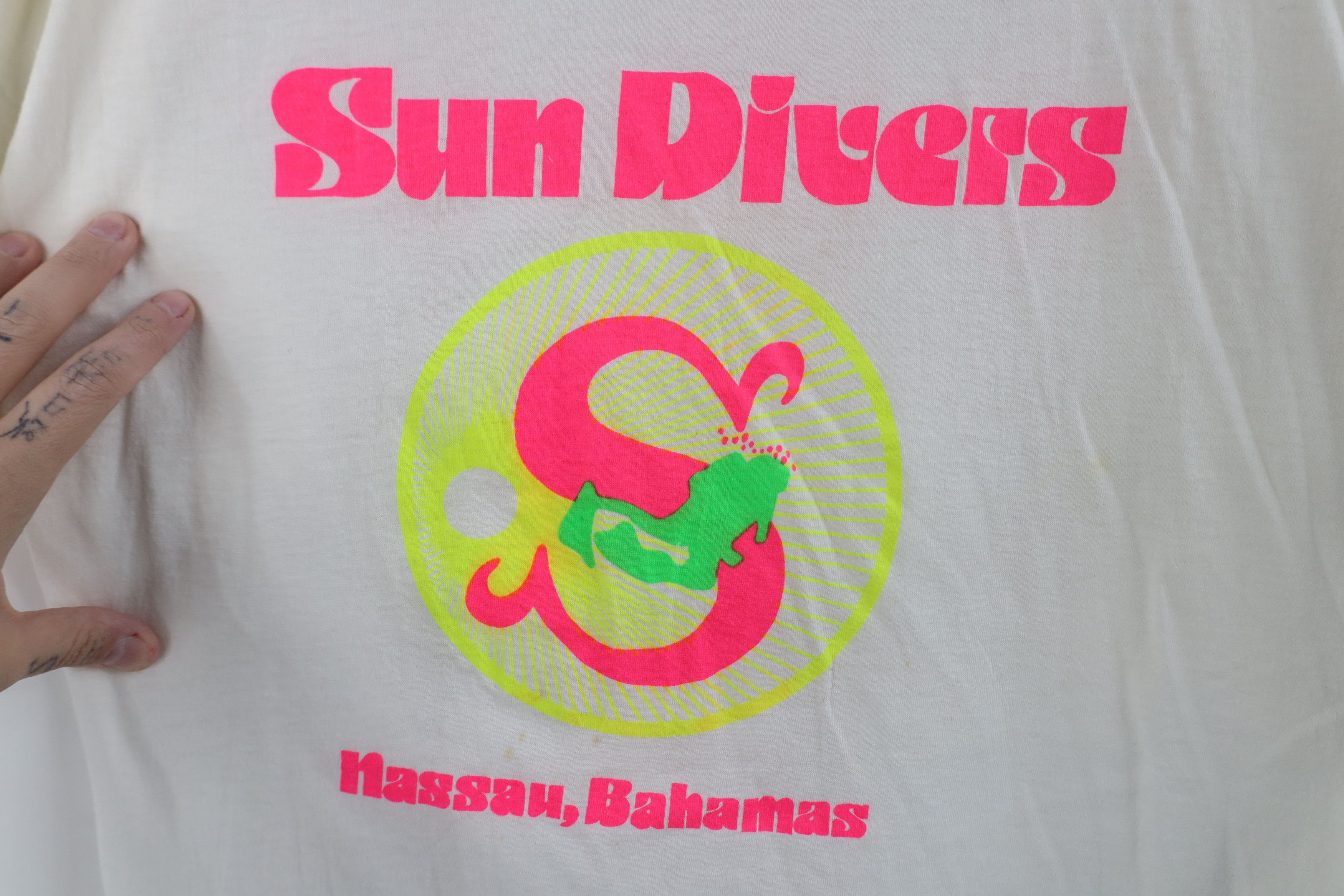 Vintage Vintage 70s 80s Streetwear Sun Divers Bahamas T-Shirt White Size L / US 10 / IT 46 - 4 Thumbnail