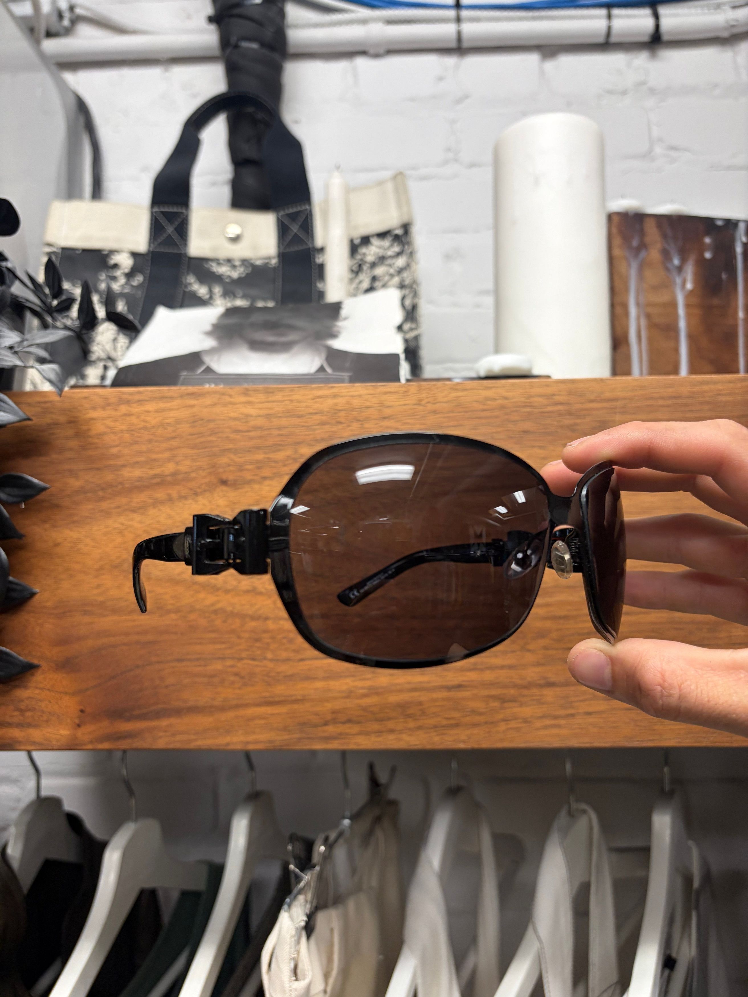 Gucci 2000s Gucci Black ‘Horsebit Belt’ Oval Shape Sunglasses Size ONE SIZE - 1 Thumbnail