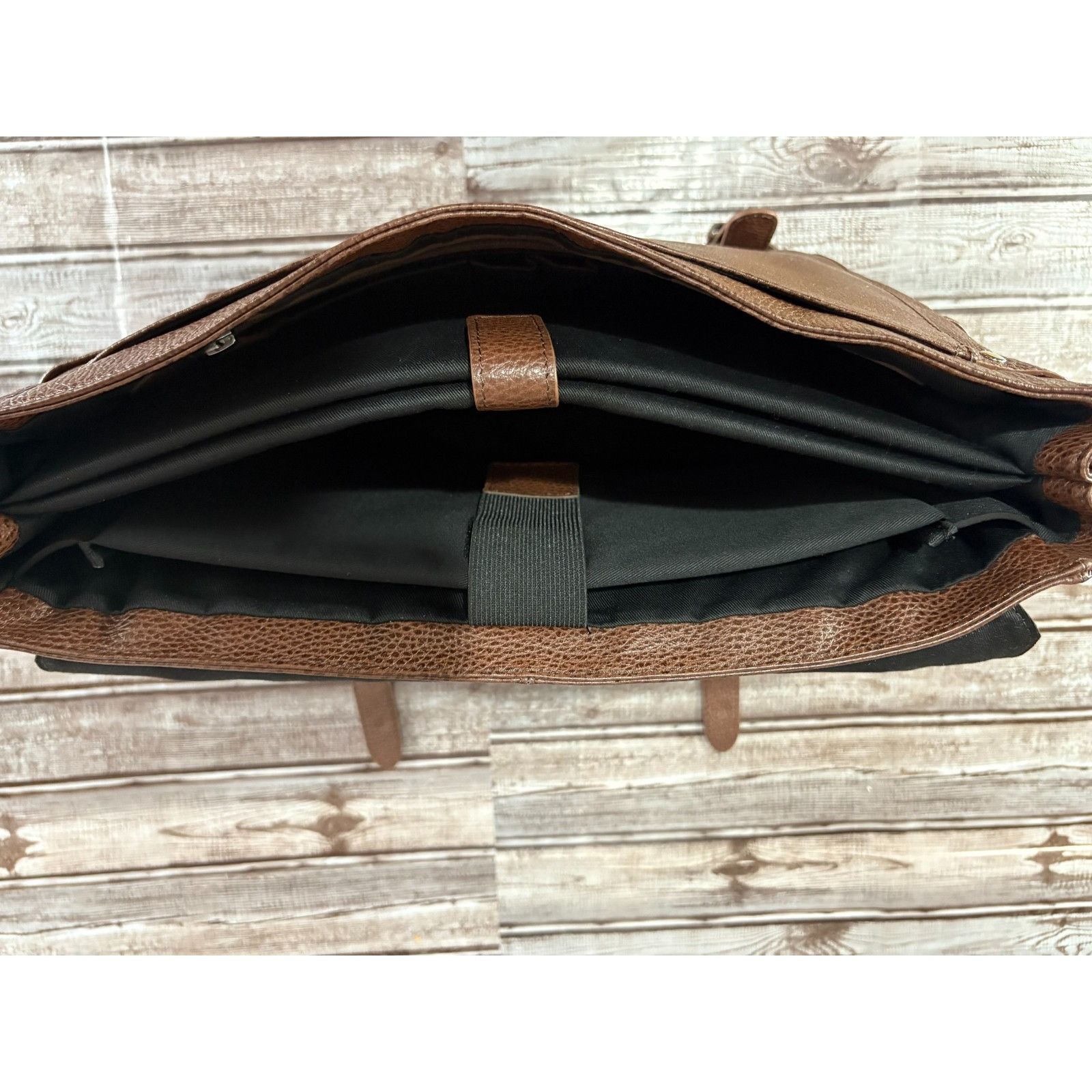 Beckett Simonon Gaston Pebble Leather Messenger Bag Color Da in Brown, Men's — image 4 of 6