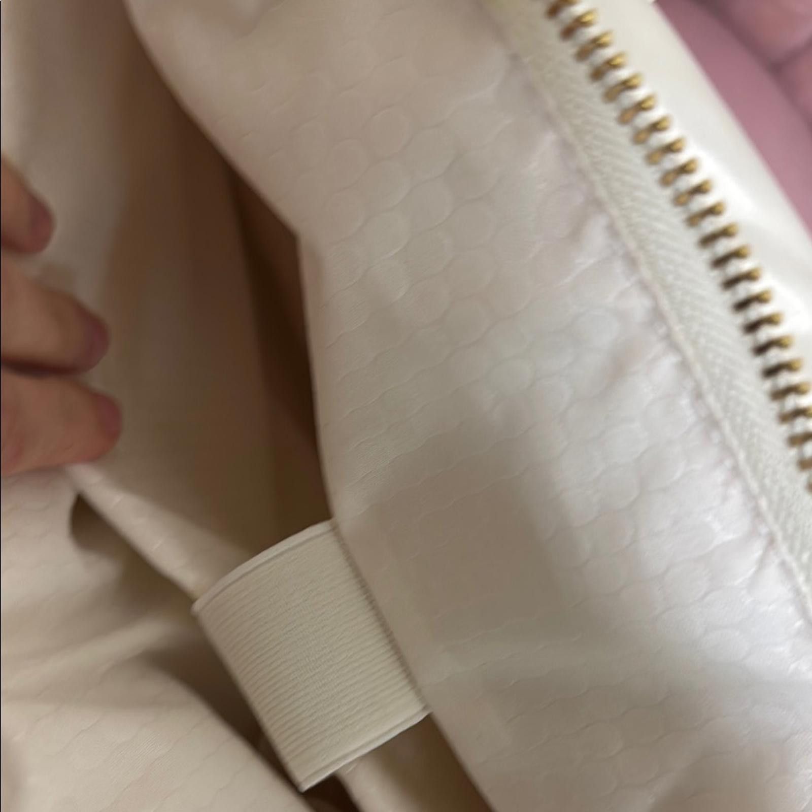 Designer Elegant White Quilted Tote with Gold Hardware Size ONE SIZE - 7 Thumbnail