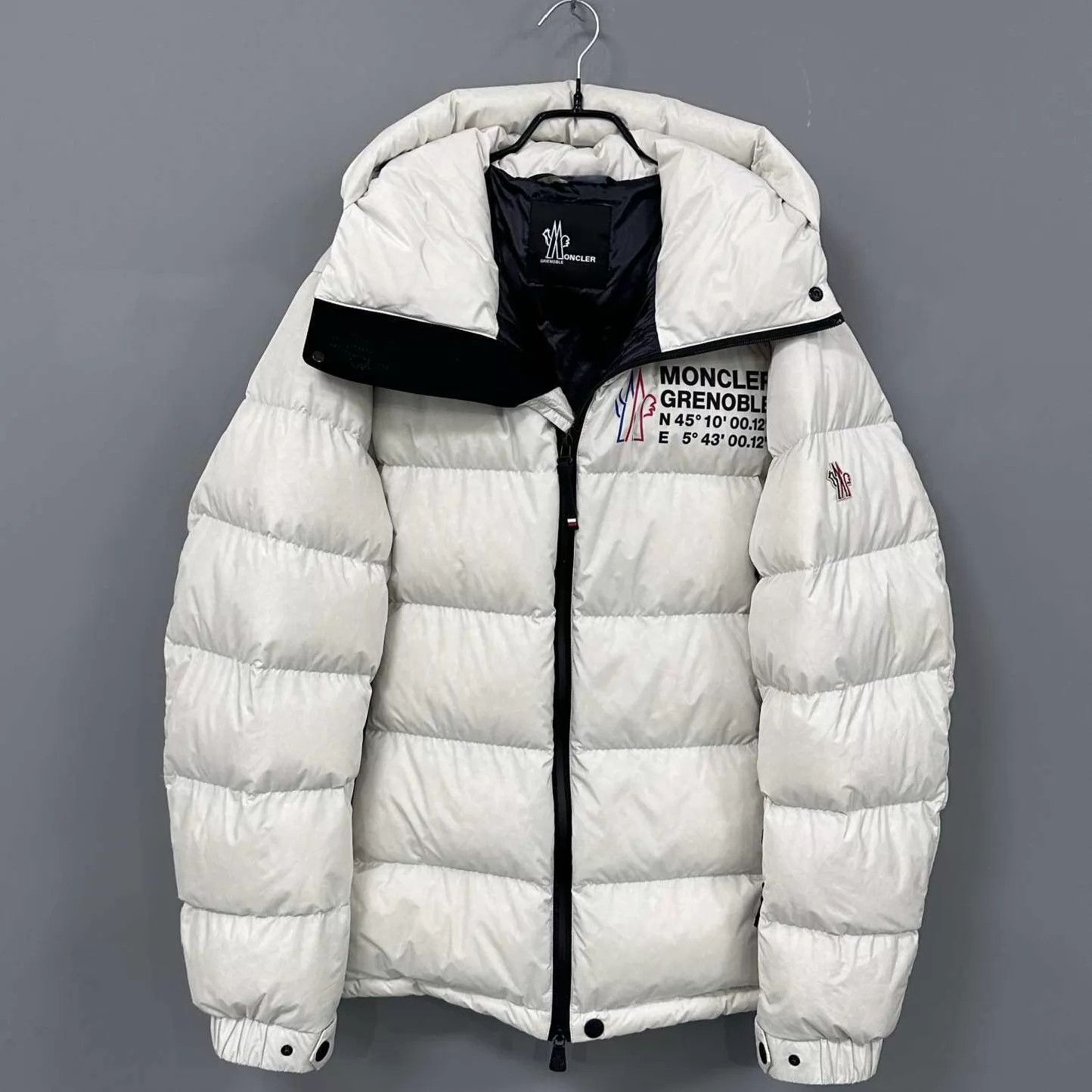 Moncler Moncler Isorno White Short Down Jacket 4 Size S / US 4 / IT 40 - 1 Thumbnail