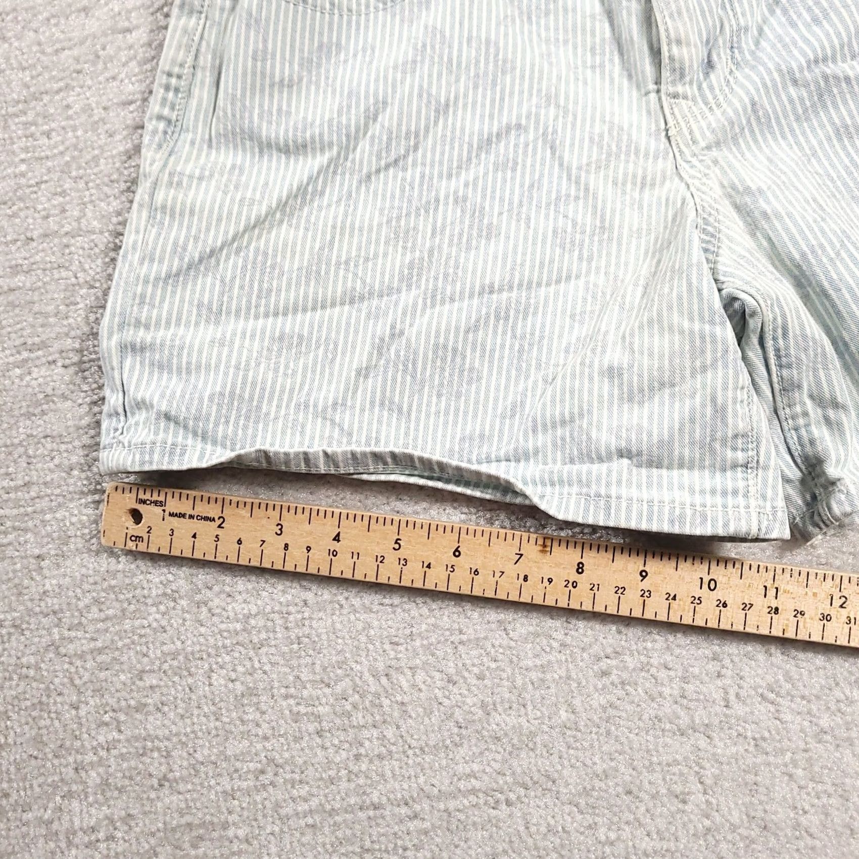 Old Navy Old Navy Boyfriend Fit Blue White Stripe Floral Jean Shorts Sz 2 Size 26" / US 2 / IT 38 - 7 Thumbnail