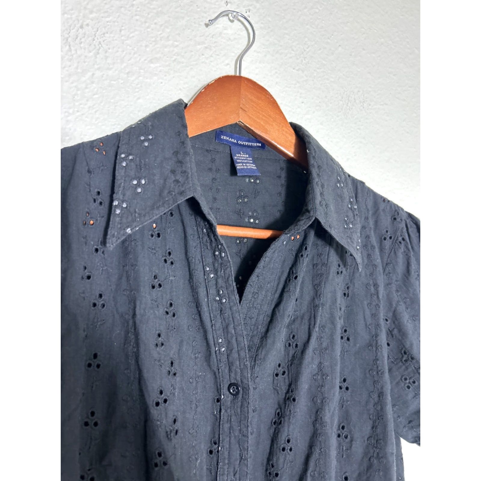 Vintage Zenana Outfitters Womens Large Button Up Top Embroidered Black Eyelet SS Cotton Shirt Size L / US 10 / IT 46 - 3 Thumbnail