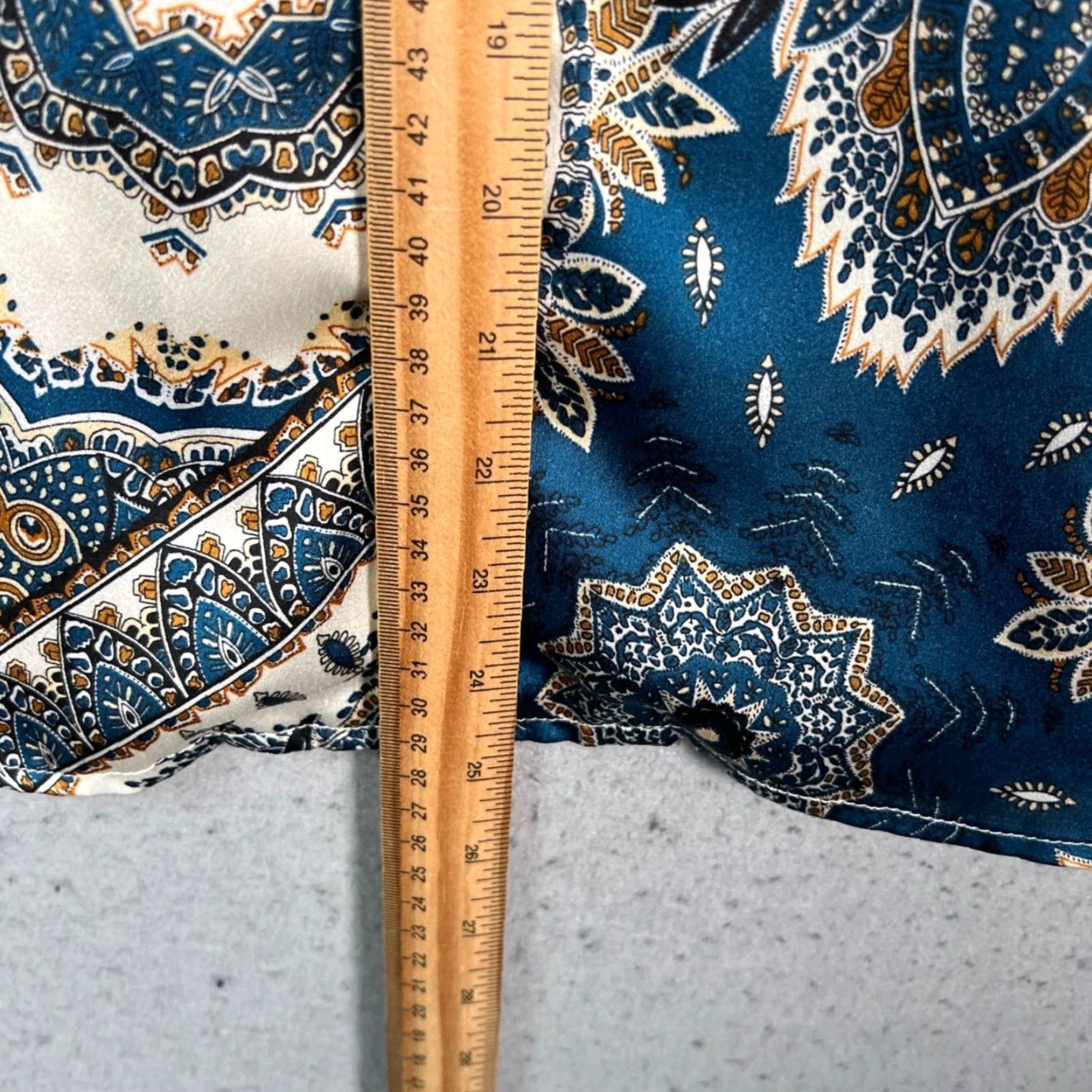 Cider Cider Shirt Womens Medium Paisley Print Short-Sleeve Button-Up Blue Satin Polyester Down Collar Casual 90s? (adjust as per allowed: no extra) Size M / US 6-8 / IT 42-44 - 6 Thumbnail