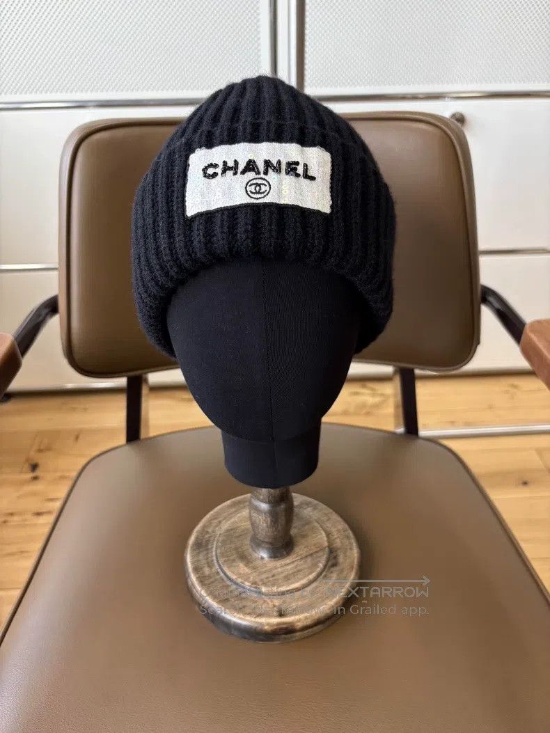 Chanel Chanel 23K black letter bland patch sequin cashmere knitte Size ONE SIZE - 1 Thumbnail