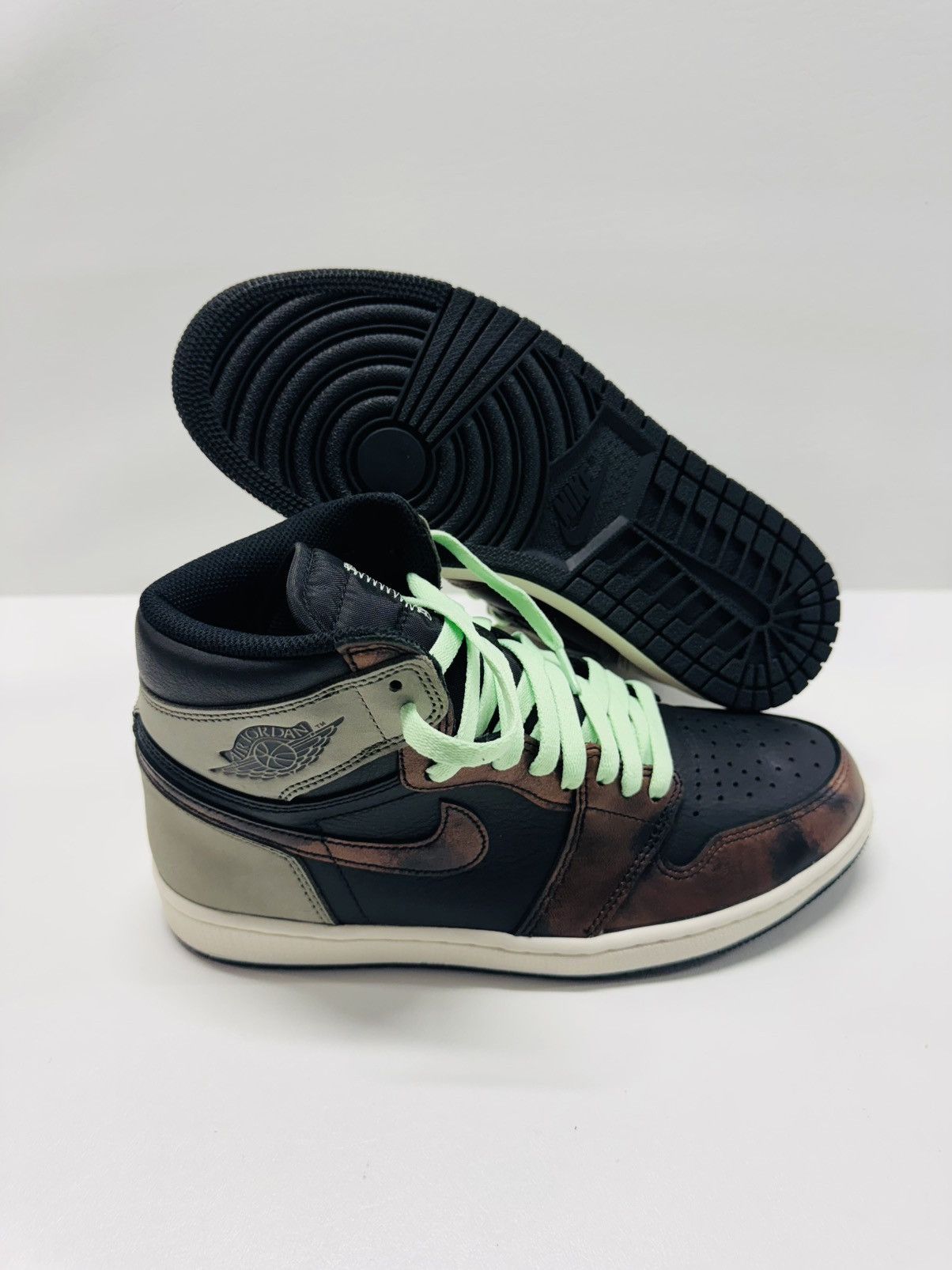 Jordan Brand Nike Air Jordan 1 Retro High OG Shadow Patina Size US 9.5 / EU 42-43 - 1 Thumbnail