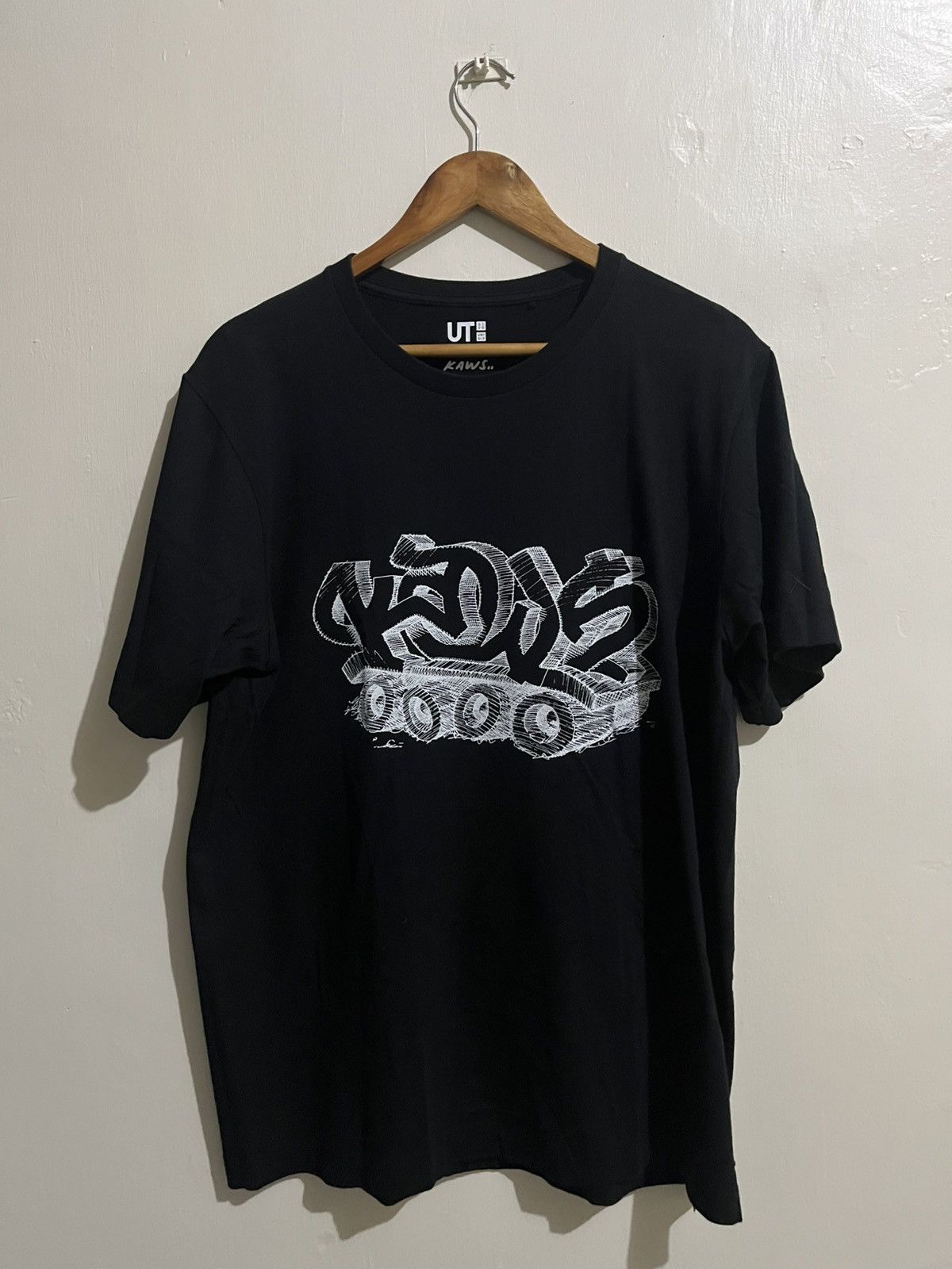 Kaws × Uniqlo Uniqlo x Kaws Graffiti Design Shirt Size US XL / EU 56 / 4 - 1 Thumbnail