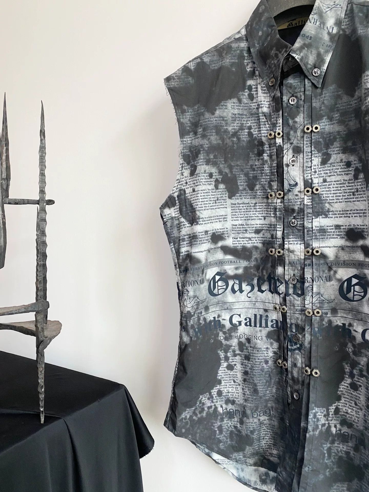 John Galliano John Galliano Screw Cap Newspaper Vest Size US M / EU 48-50 / 2 - 1 Thumbnail