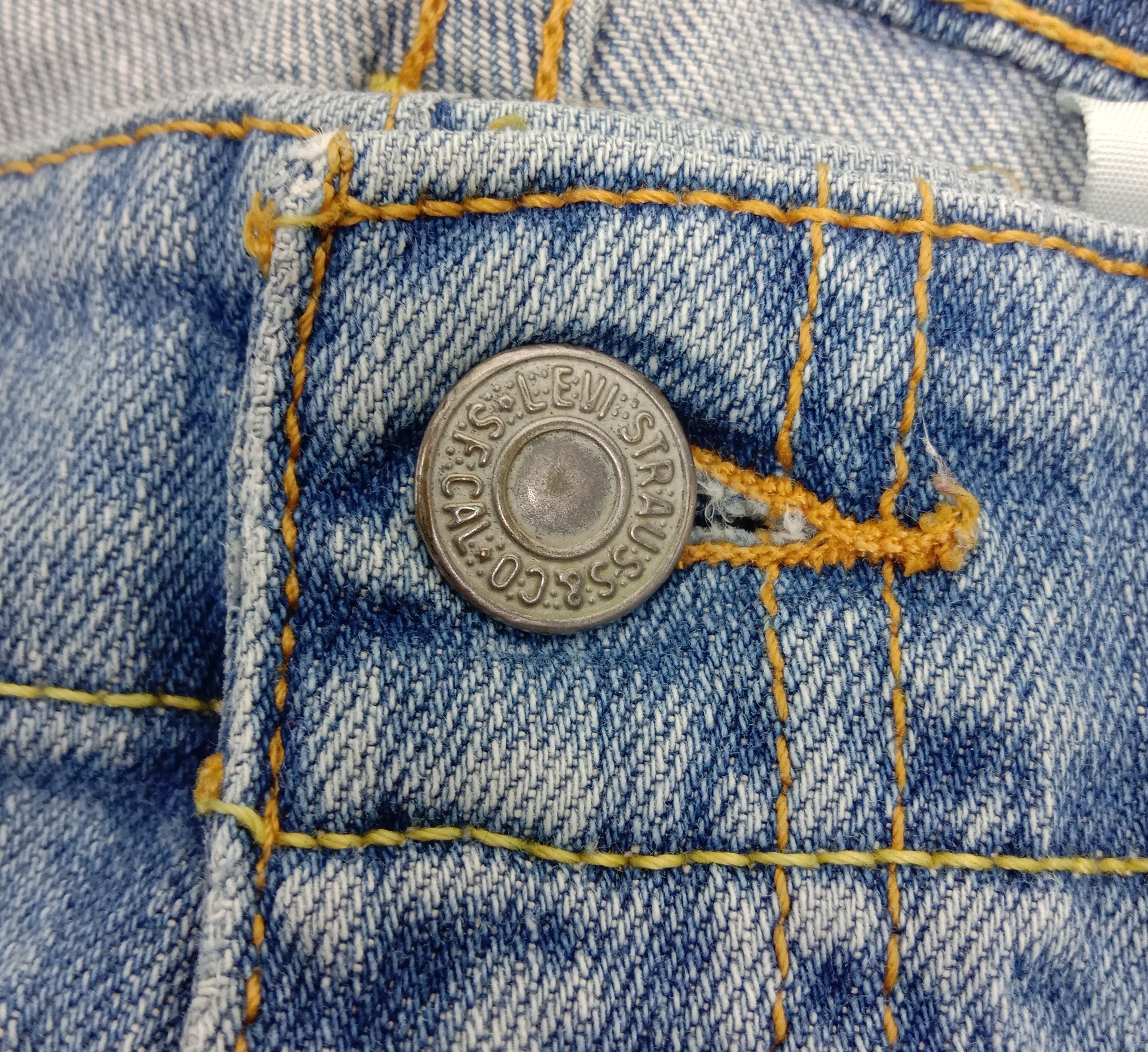 Levi's Vintage Levi’s 525 Flare Jeans Light Wash Distressed Denim Size 33" - 9 Thumbnail