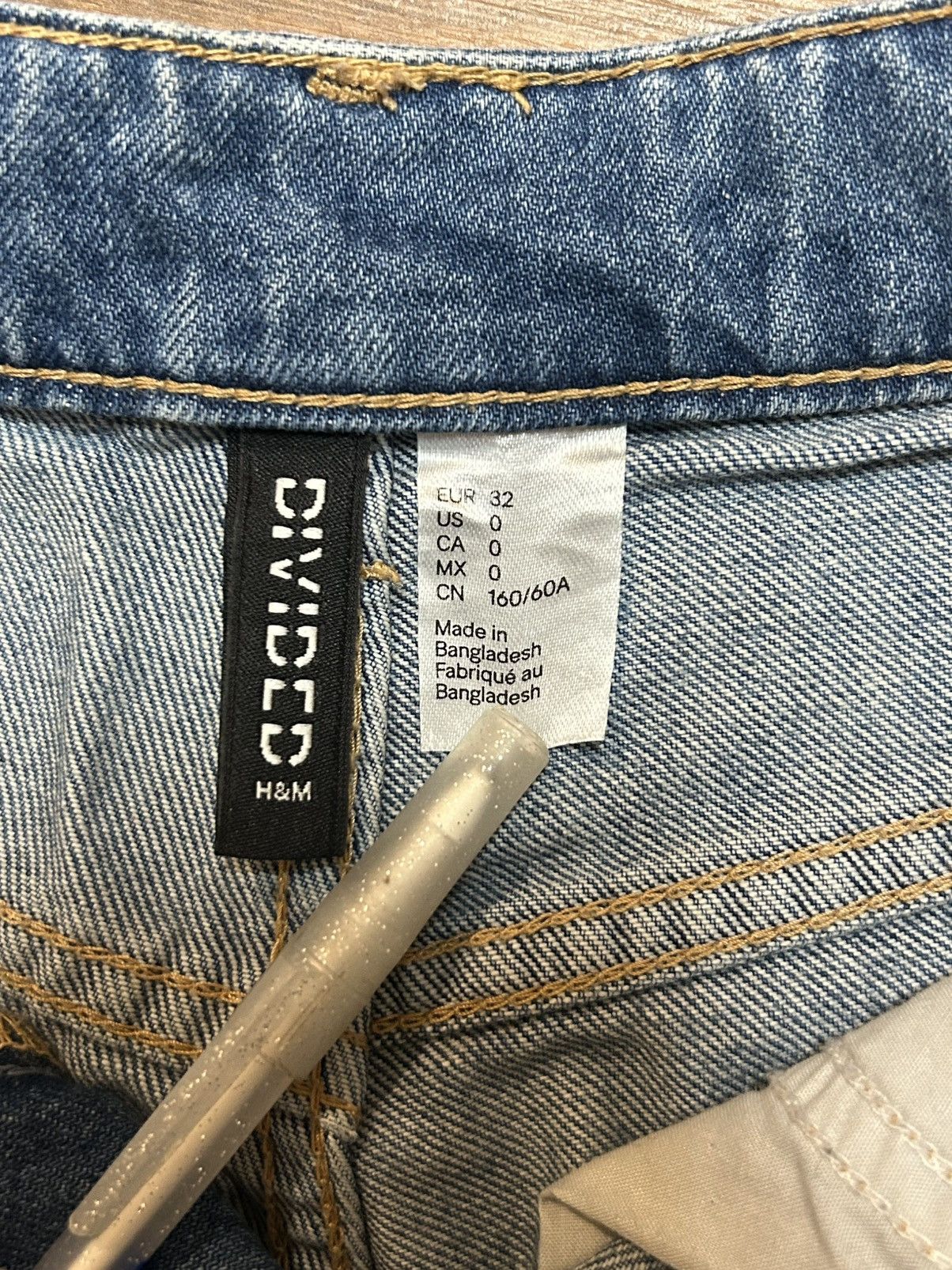 Divided Divided H&M women's raw frayed hem medium wash denim shorts Size 24" / US 00 / IT 34 - 7 Thumbnail