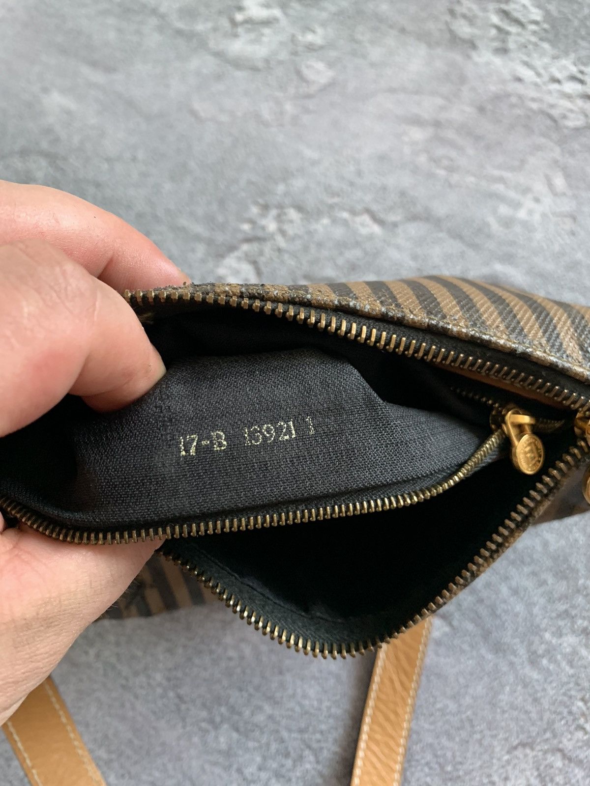 Fendi × Vintage Vintage Fendi Roma Messenger Bag Size ONE SIZE - 16 Thumbnail