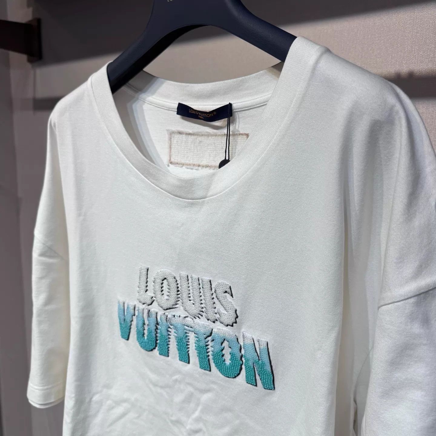 Louis Vuitton Louis Vuitton Snow gradient white short tee XXL NWT Size US XXL / EU 58 / 5 - 3 Thumbnail