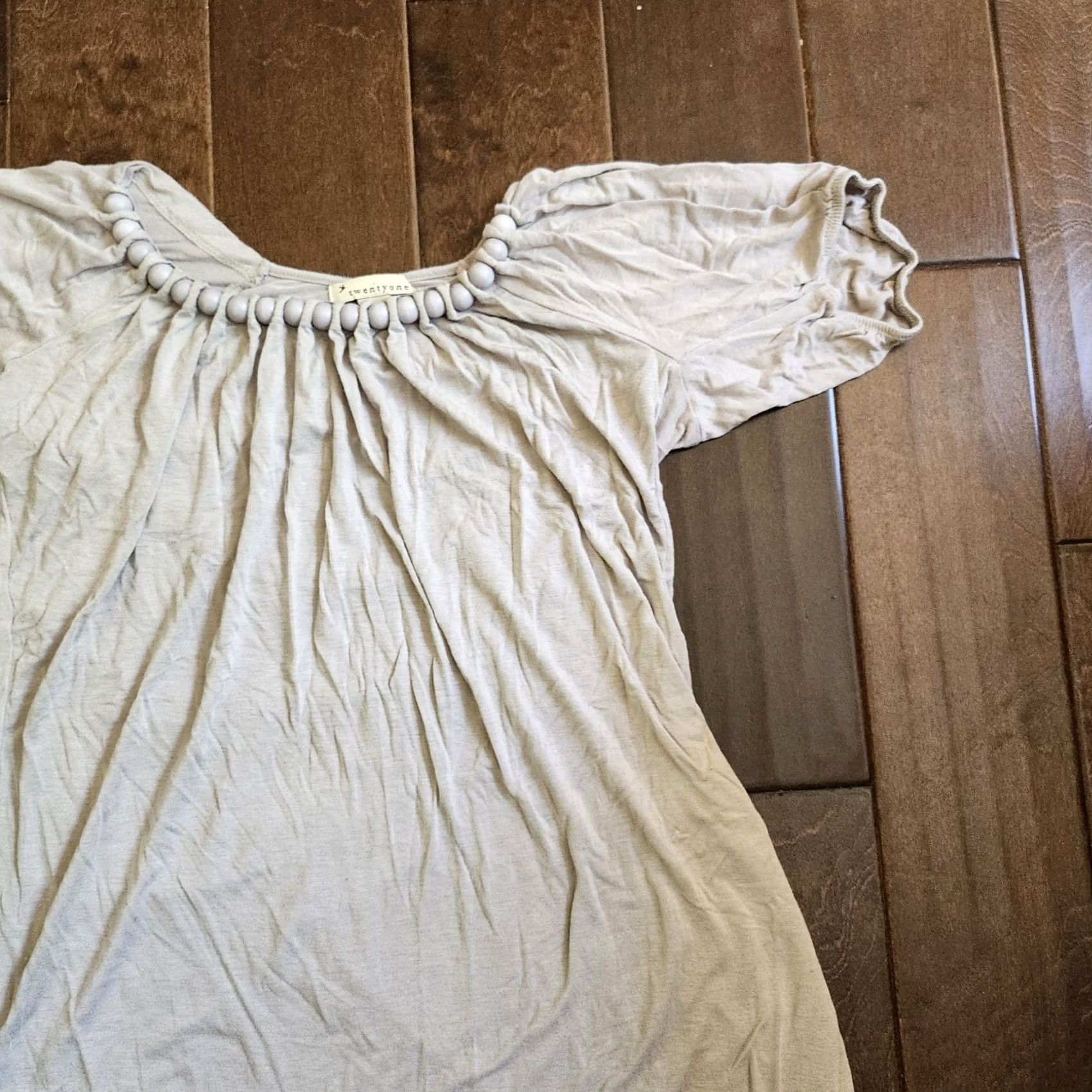 Forever 21 FOREVER 21 Blouse Gray Short Sleeve L Beaded Women's Regular Size Blouse Pregnancy? (No) Size L / US 10 / IT 46 - 4 Thumbnail