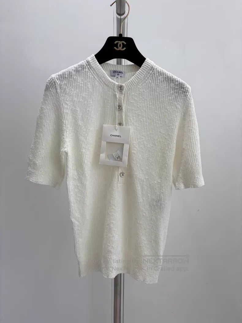 Chanel Chanel White round-neck buttoned knitted short sleeves Size XS / US 0-2 / IT 36-38 - 1 Thumbnail