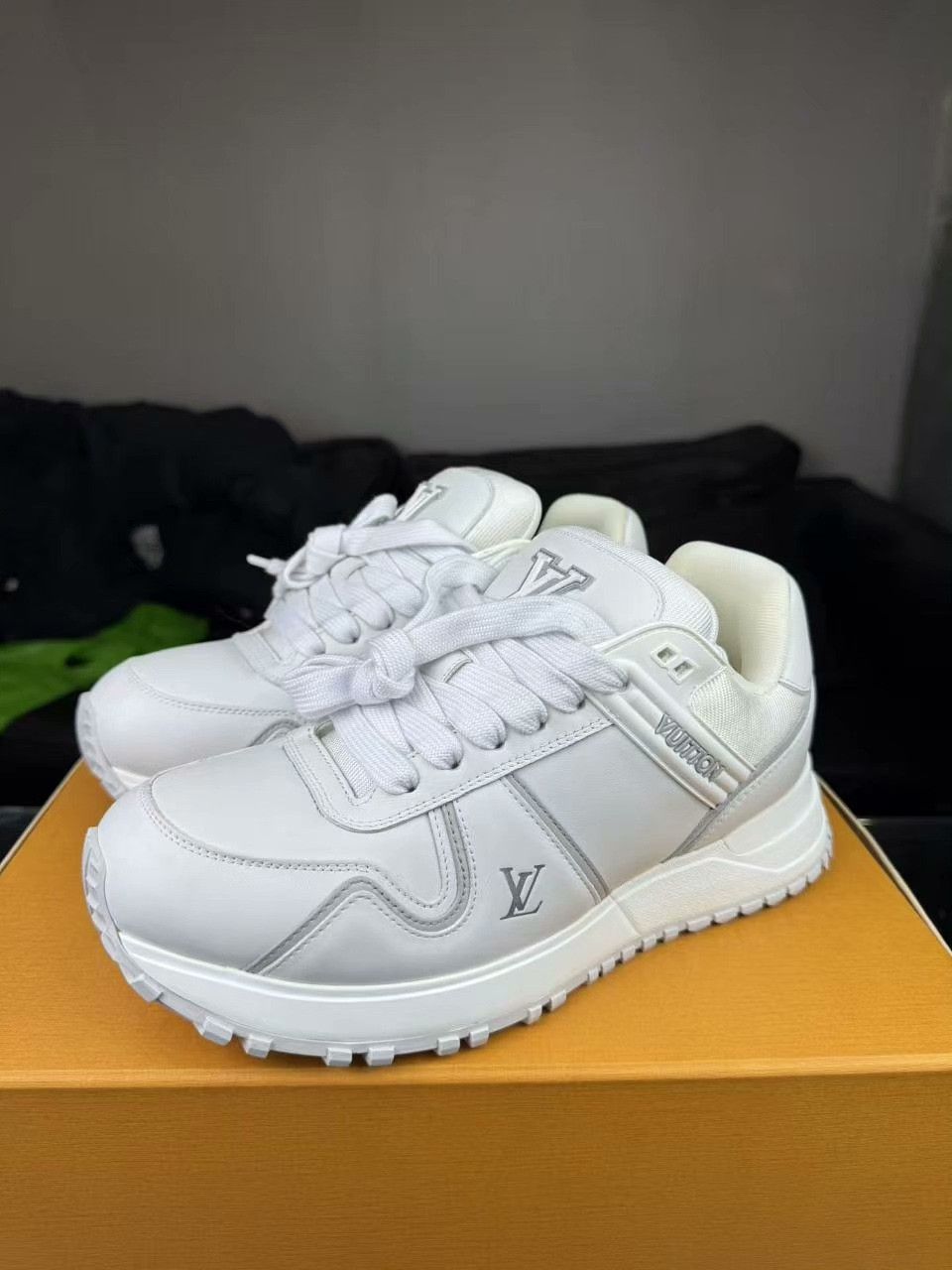 Louis Vuitton Louis Vuitton White Lowtop Sneakers 25 Men Size US 10 / EU 43 - 1 Thumbnail