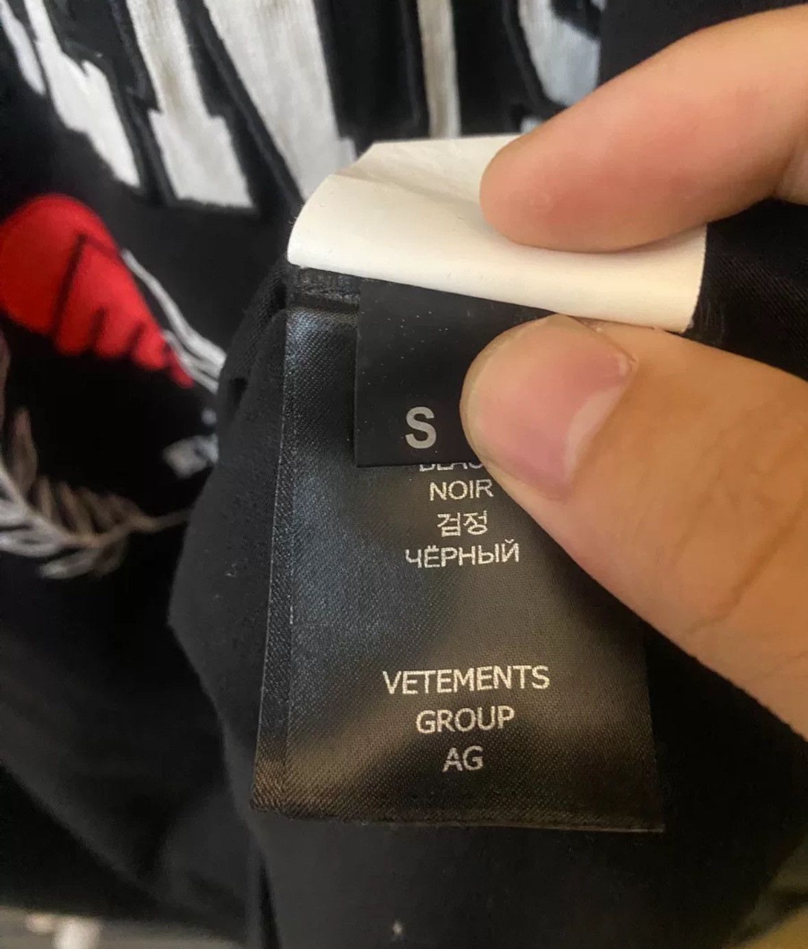 Vetements Vetements Love Handshake Short Sleeve 2412-Nextarrow Size US S / EU 44-46 / 1 - 7 Thumbnail