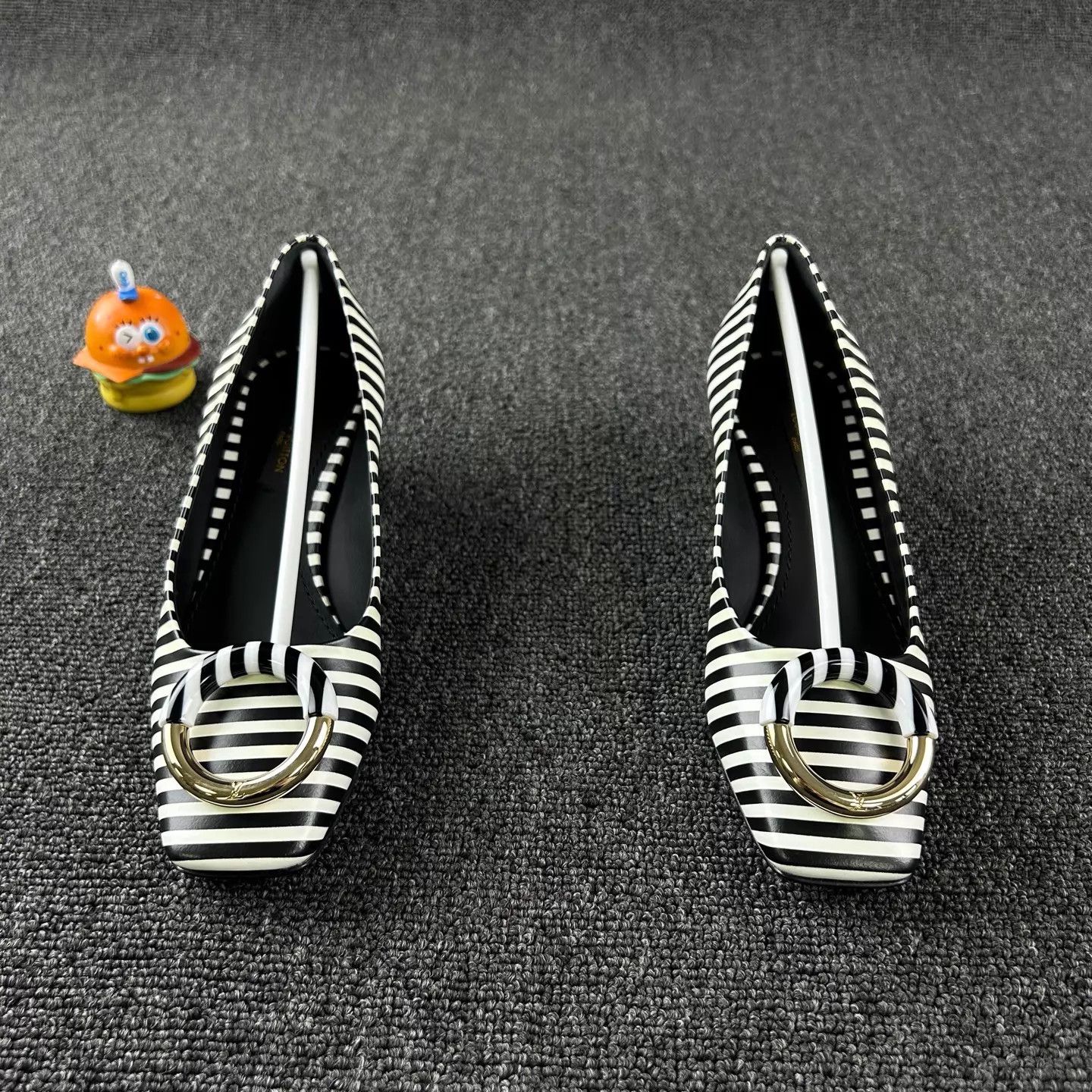 Louis Vuitton LV new striped gold buckle low heels 35.5 Size US 5 / IT 35 - 2 Thumbnail