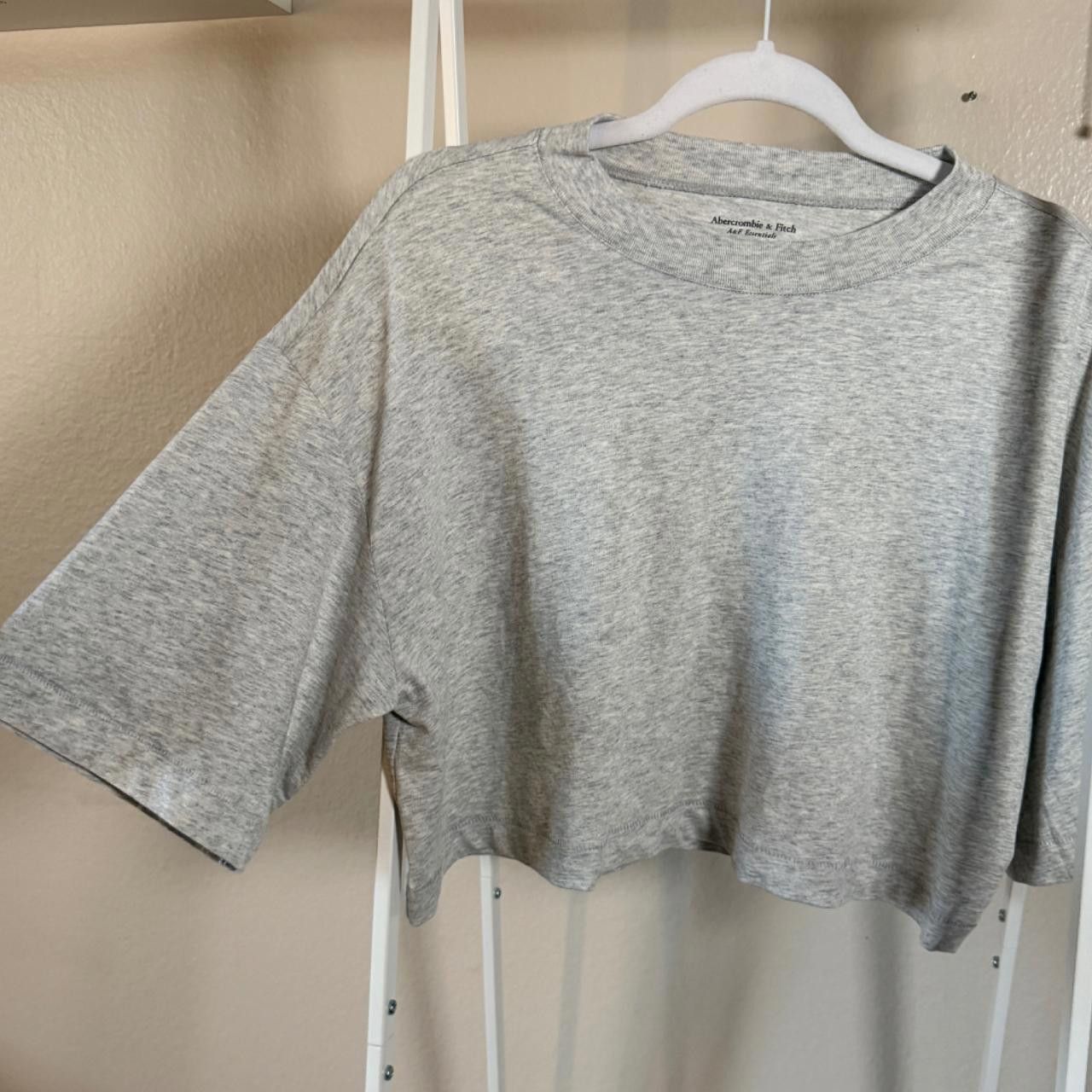 Abercrombie & Fitch light grey crop top🩶 Size S / US 4 / IT 40 - 2 Thumbnail