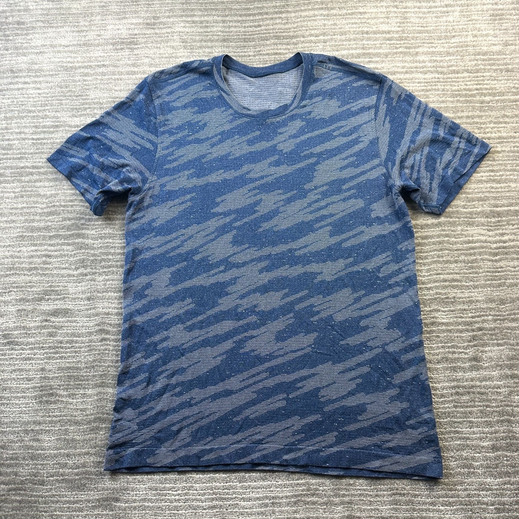 Lululemon Lululemon Shirt Medium Blue Camouflage Metal Vent Breathe Short Sleeve Gym Mens Size US M / EU 48-50 / 2 - 2 Thumbnail