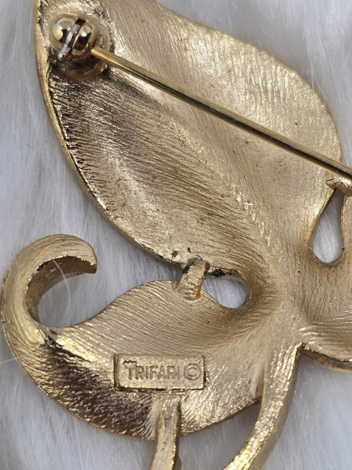 Other CROWN TRIFARI VINTAGE GOLD TONE SPECKLED LEAF BROOCH Rare Size ONE SIZE - 4 Thumbnail