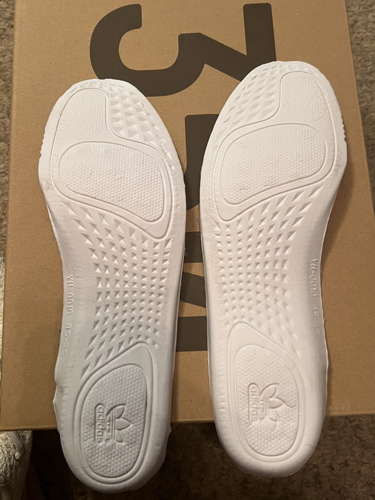Adidas Yeezy boost 350 V2 Light Size US 9.5 / EU 42-43 - 7 Thumbnail