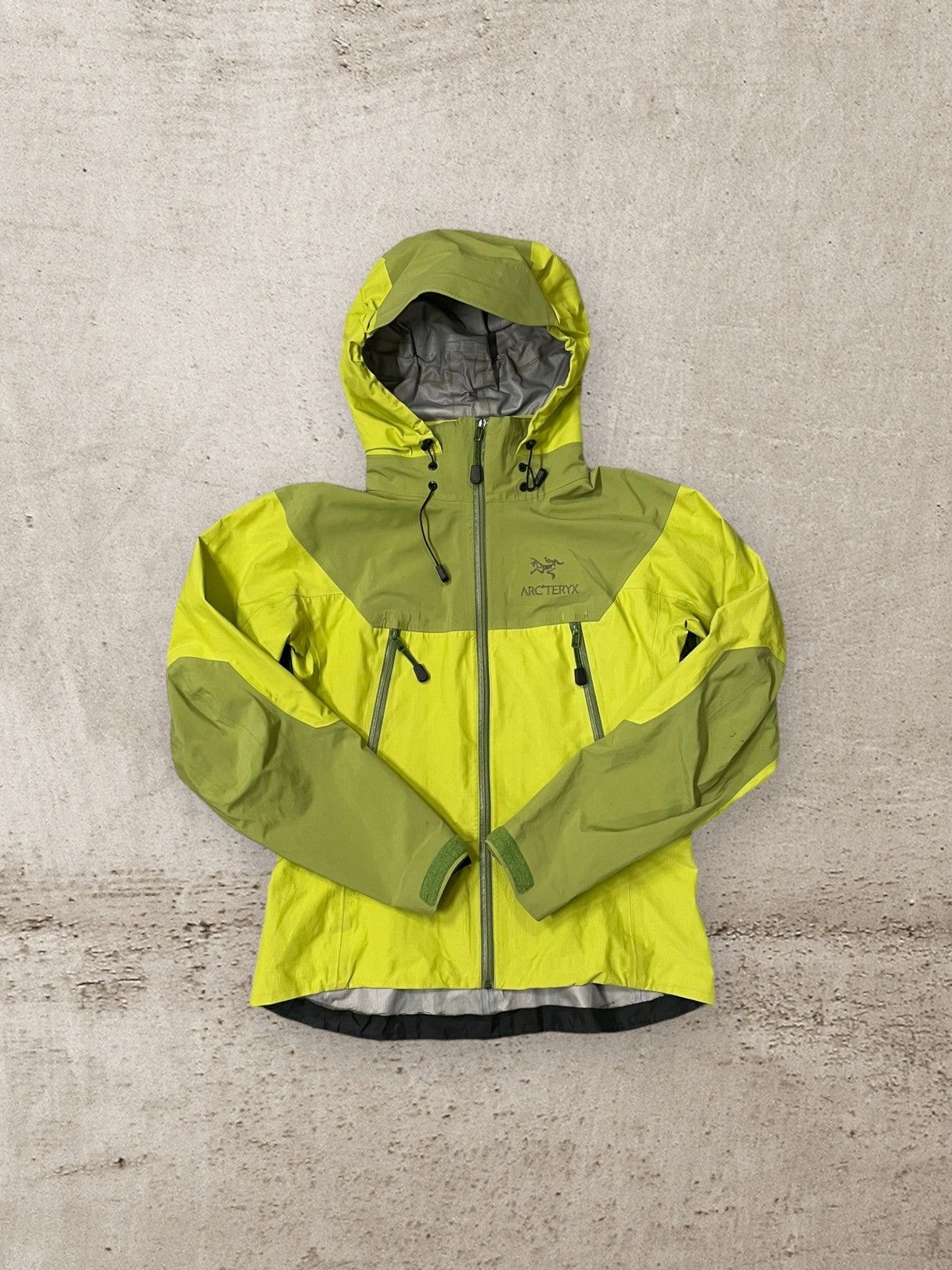 image of Arcteryx x Goretex Arc Teryx Rain Jacket Beta Gore Tex Outdoor Gorpcore Casual in Green, Women's (S