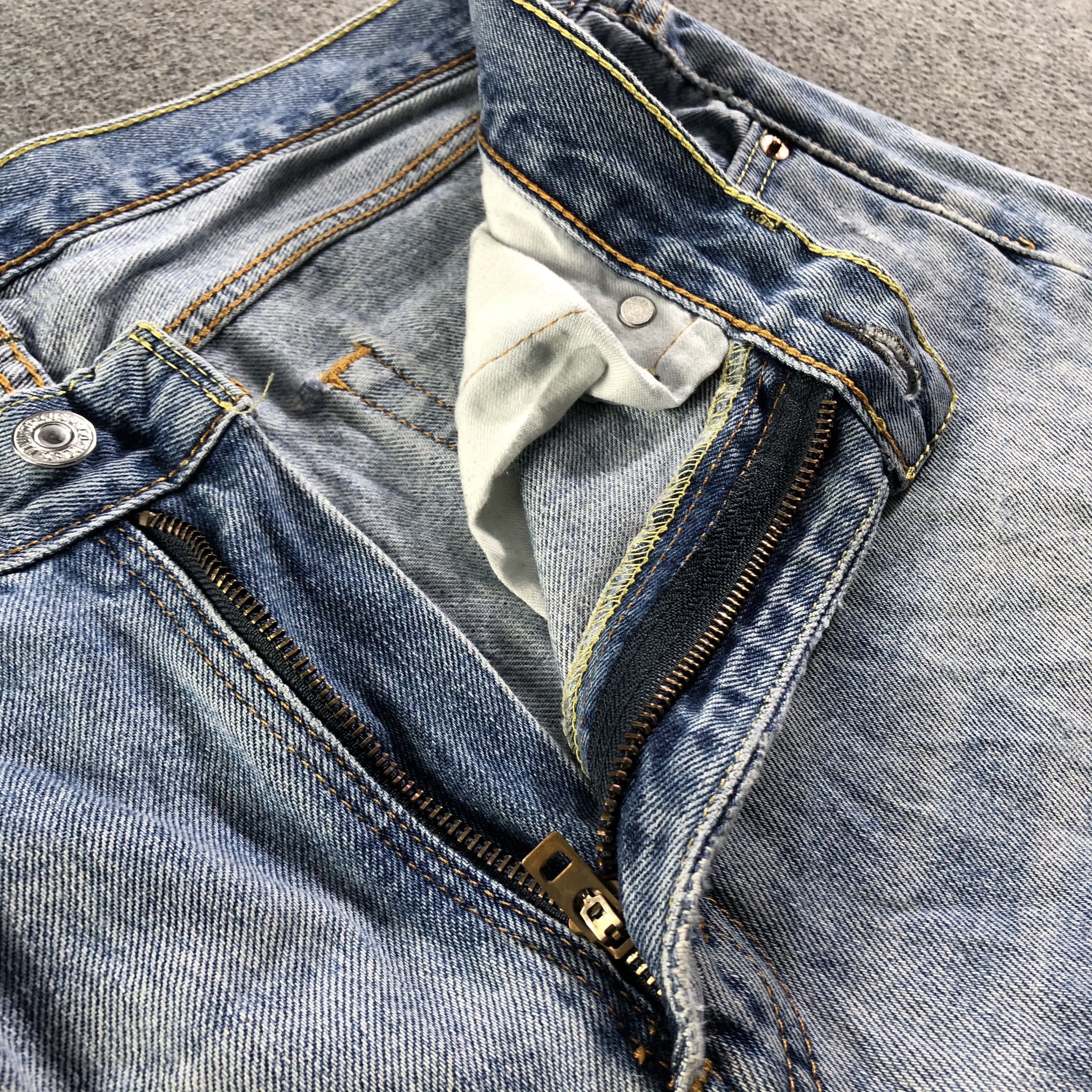 Levi's Vintage Light Wash Levis 505 Jeans-J3273 Size US 35 - 10 Thumbnail