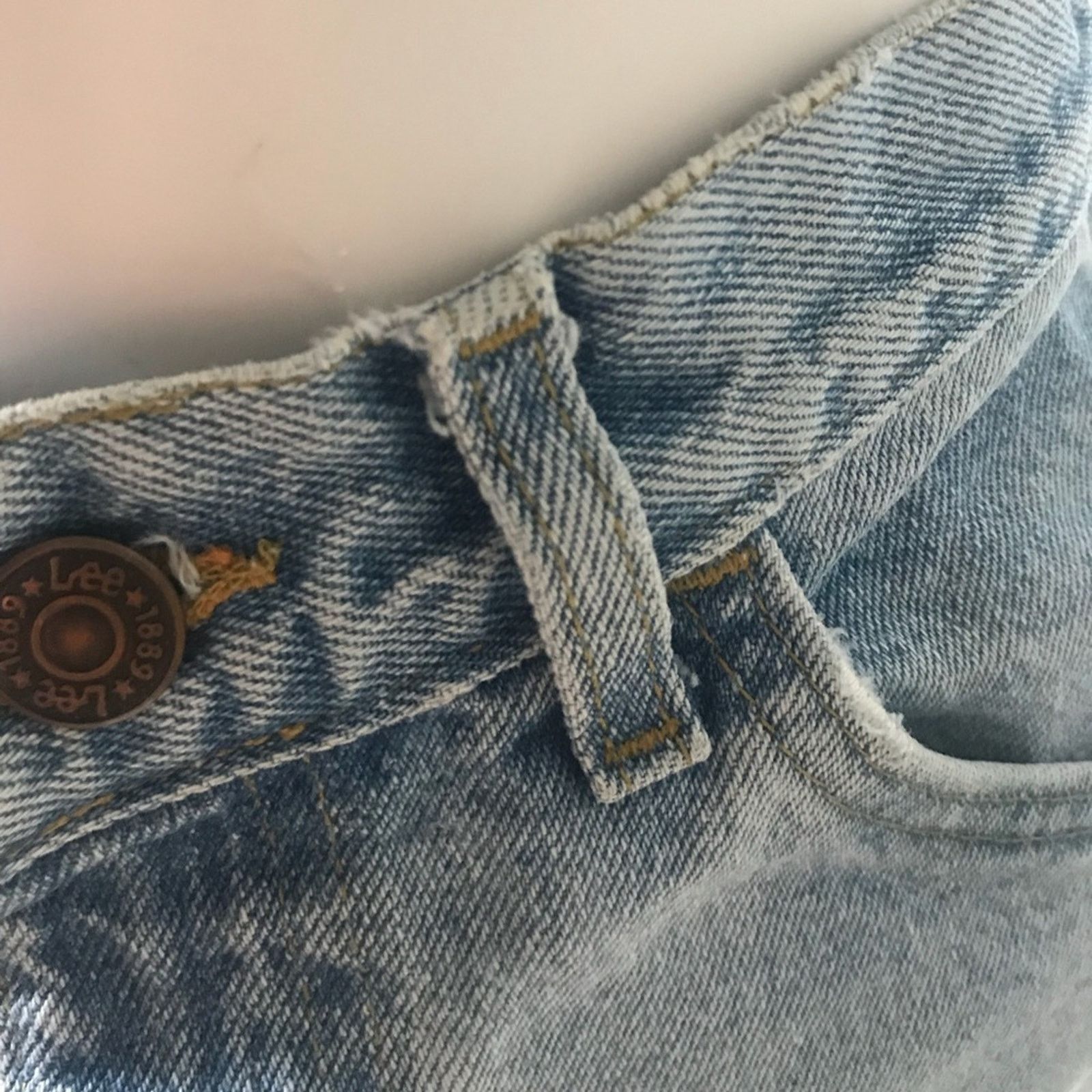 Vintage Vintage High Waisted Light Wash Denim Lee Shorts 1970s GREAT Size 26" / US 2 / IT 38 - 7 Thumbnail