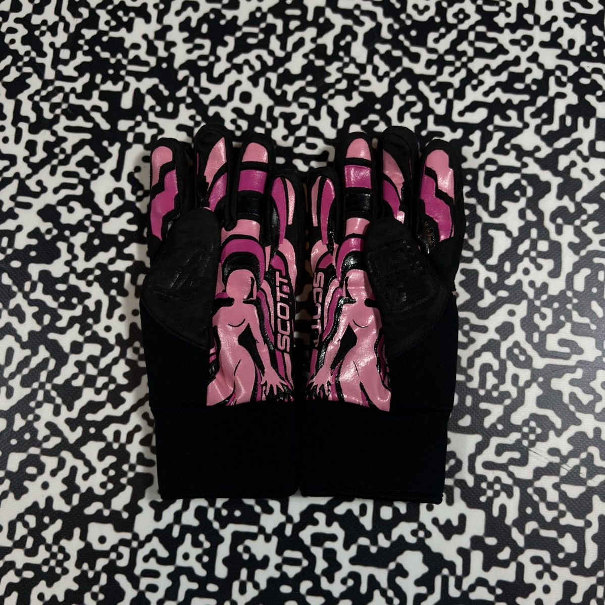 Japanese Brand Vintage Y2K SCOTT Sexy Porn Girl Print Gloves Ski Snow Style Size ONE SIZE - 4 Thumbnail