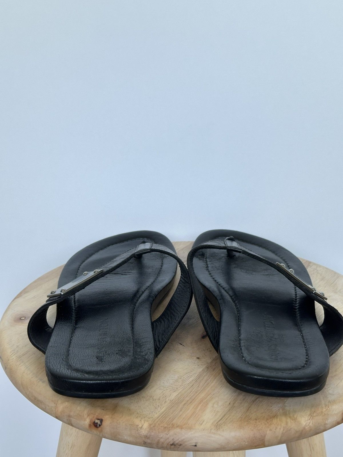 Designer × Louis Vuitton Louis Vuitton leather flip flops sandals metal logo Size US 7 / EU 40 - 5 Thumbnail