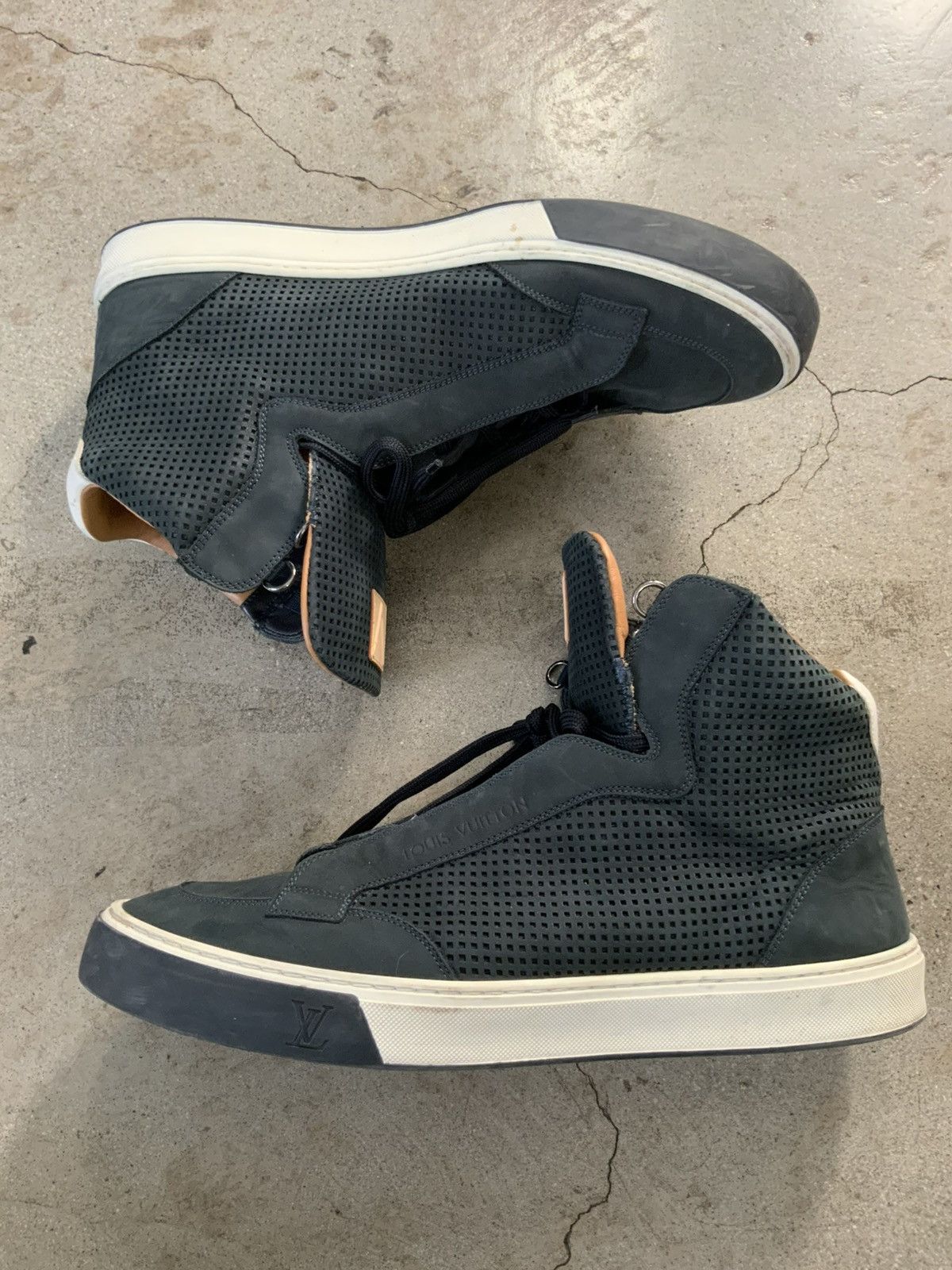 Louis Vuitton LOUIS VUITTON HI TOP LEATHER BASKETBALL SNEAKER SHOE Size US 11 / EU 44 - 2 Thumbnail