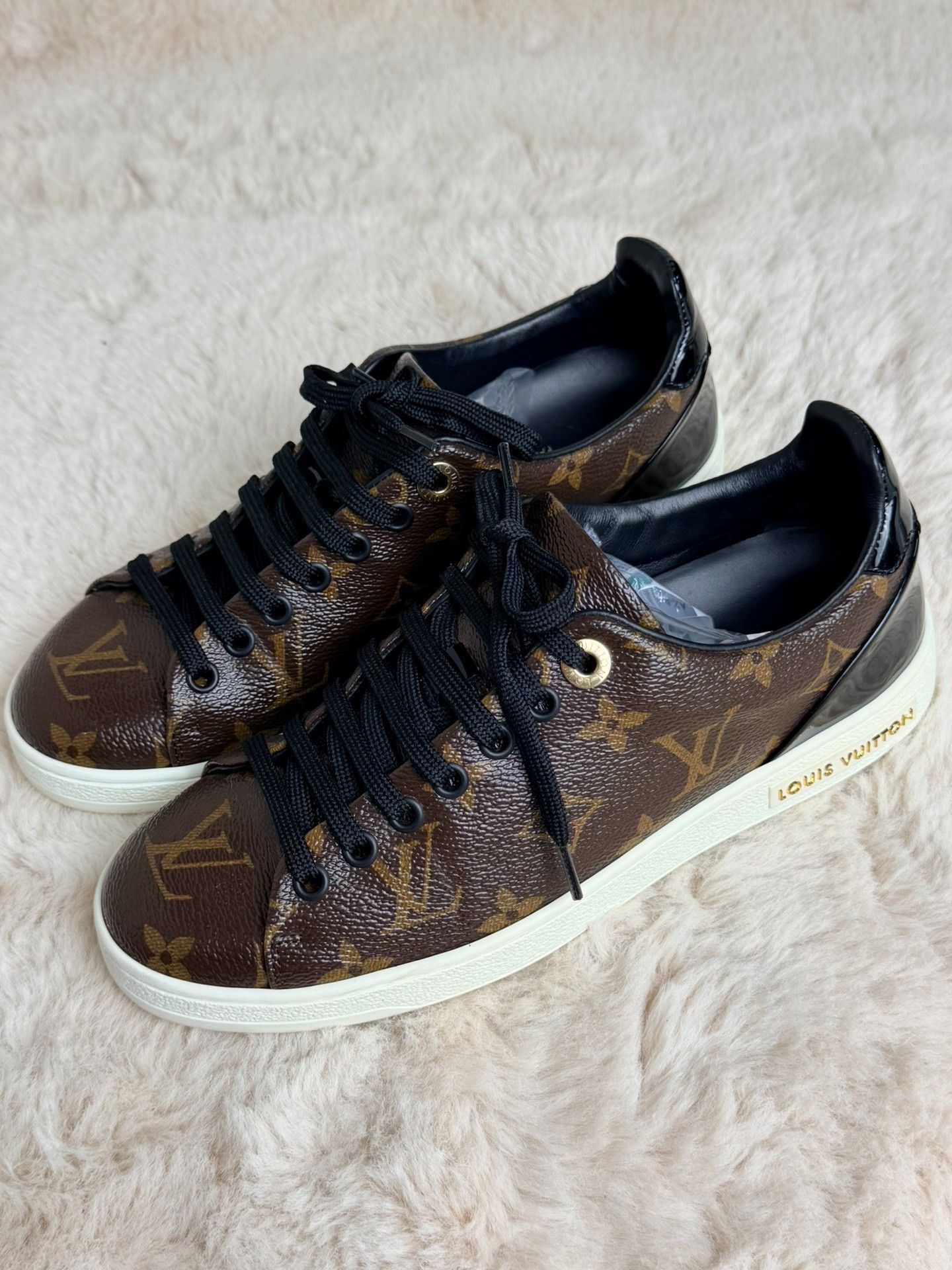 Louis Vuitton Louis Vuitton White Lowtop Sneakers us_6 Women Size US 6 / IT 36 - 1 Thumbnail
