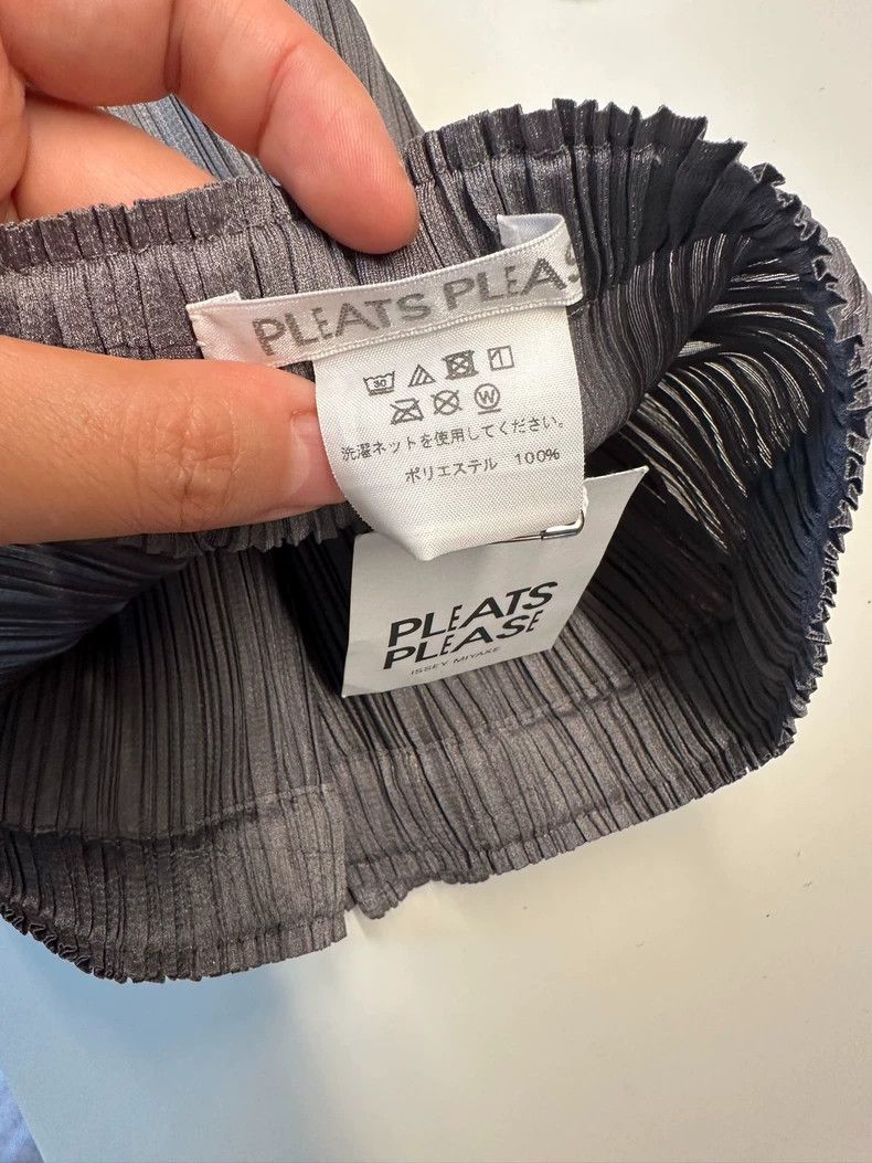 Issey Miyake Issey Miyake size:3 Dark grey pleated trousers Size 22" - 2 Thumbnail