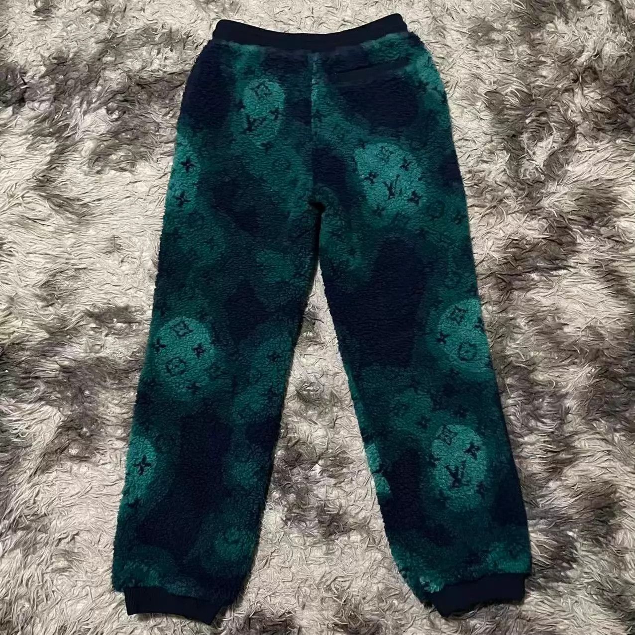 Louis Vuitton Louis Vuitton Monogram All-Over Print Fleece Pants L Size US 34 / EU 50 - 2 Thumbnail