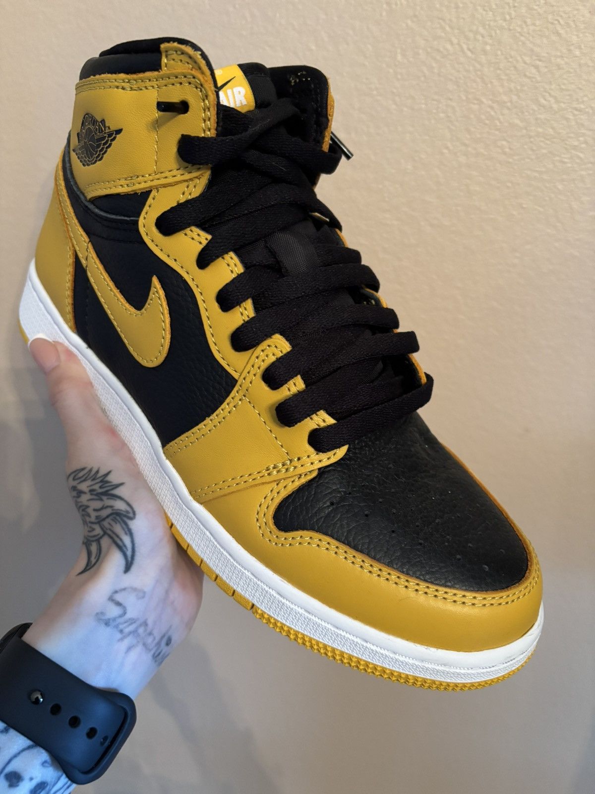 Jordan Brand Air Jordan 1 Retro High OG GS ‘Pollen' Size US 7 / EU 40 - 2 Thumbnail